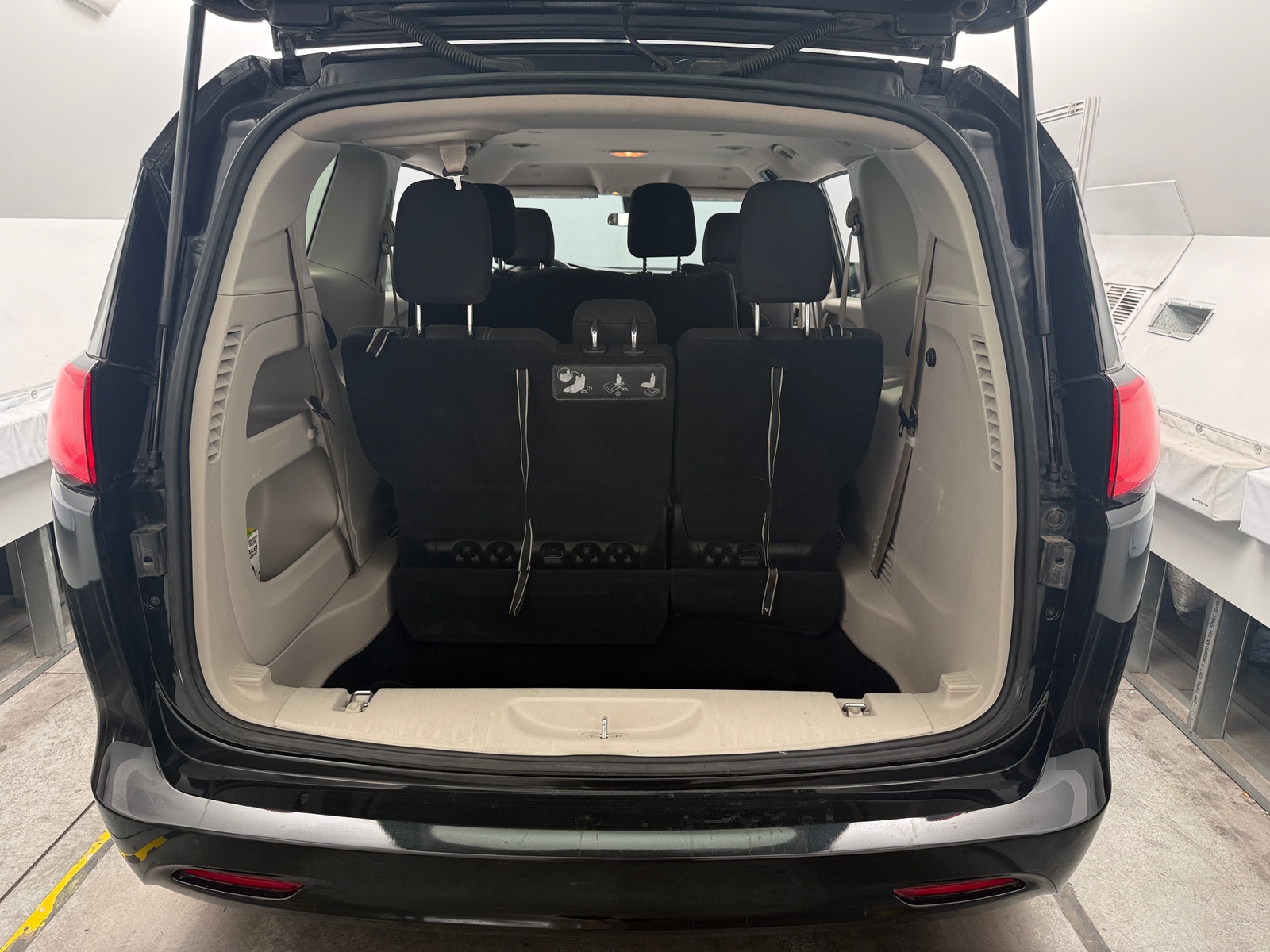 Thumbnail: 2021 Chrysler Voyager - 7