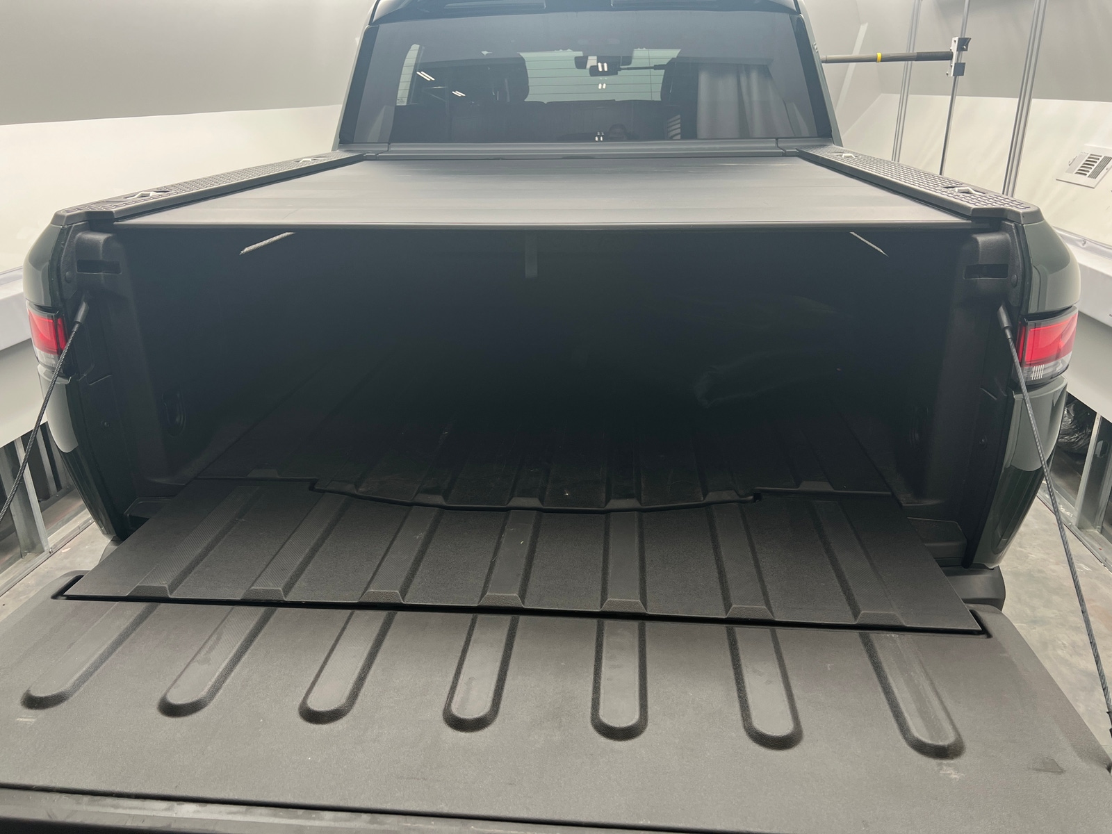 Thumbnail: 2025 Rivian R1T - 6