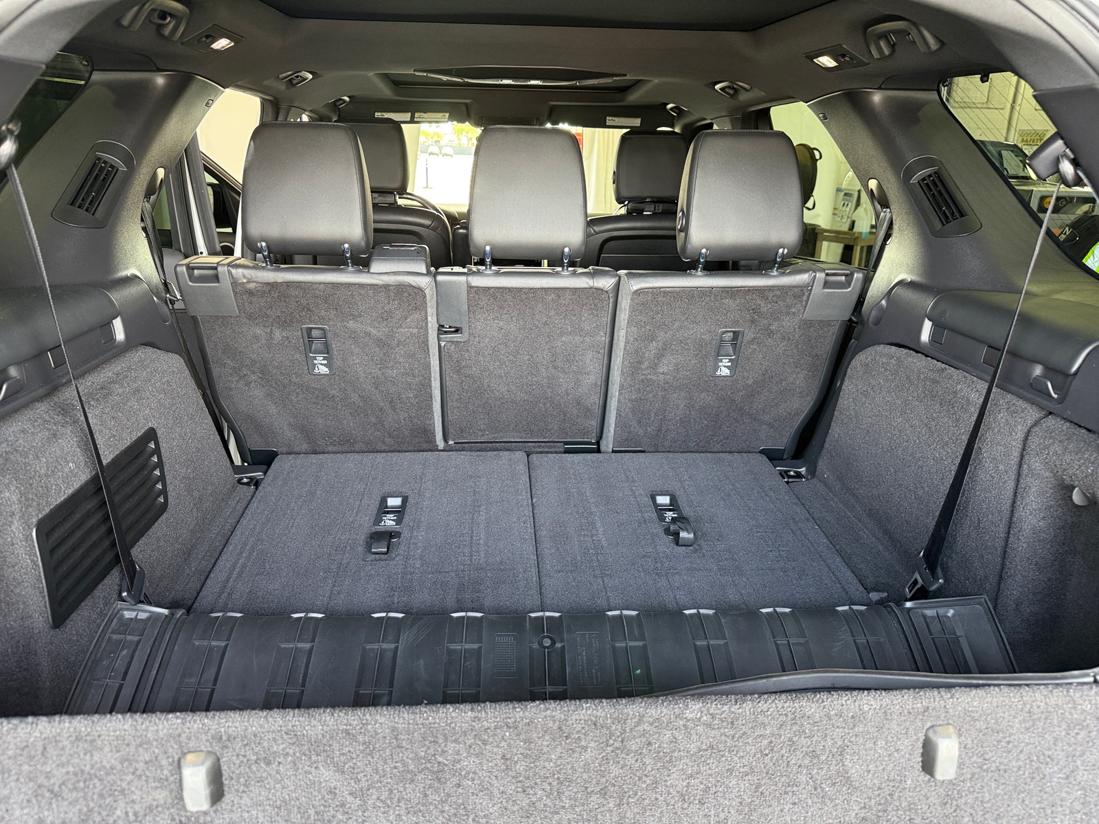 Thumbnail: 2018 Land Rover Discovery - 6