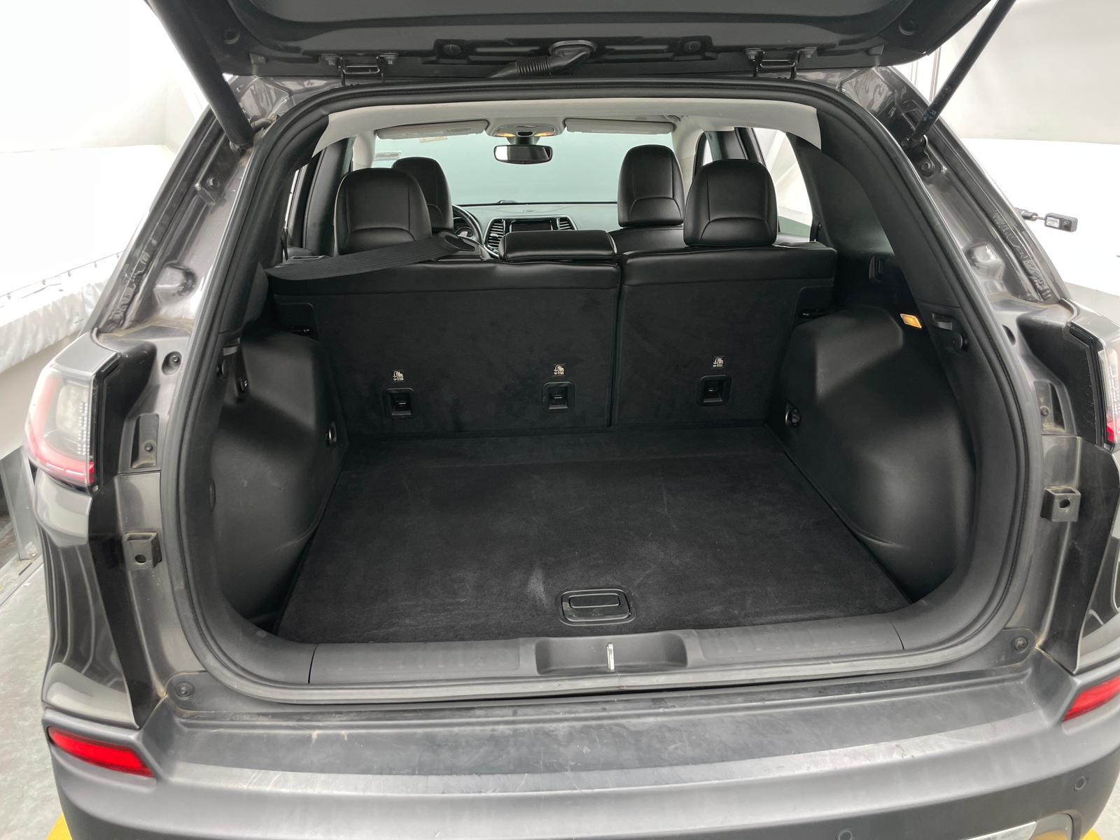 Thumbnail: 2019 Jeep Cherokee - 6