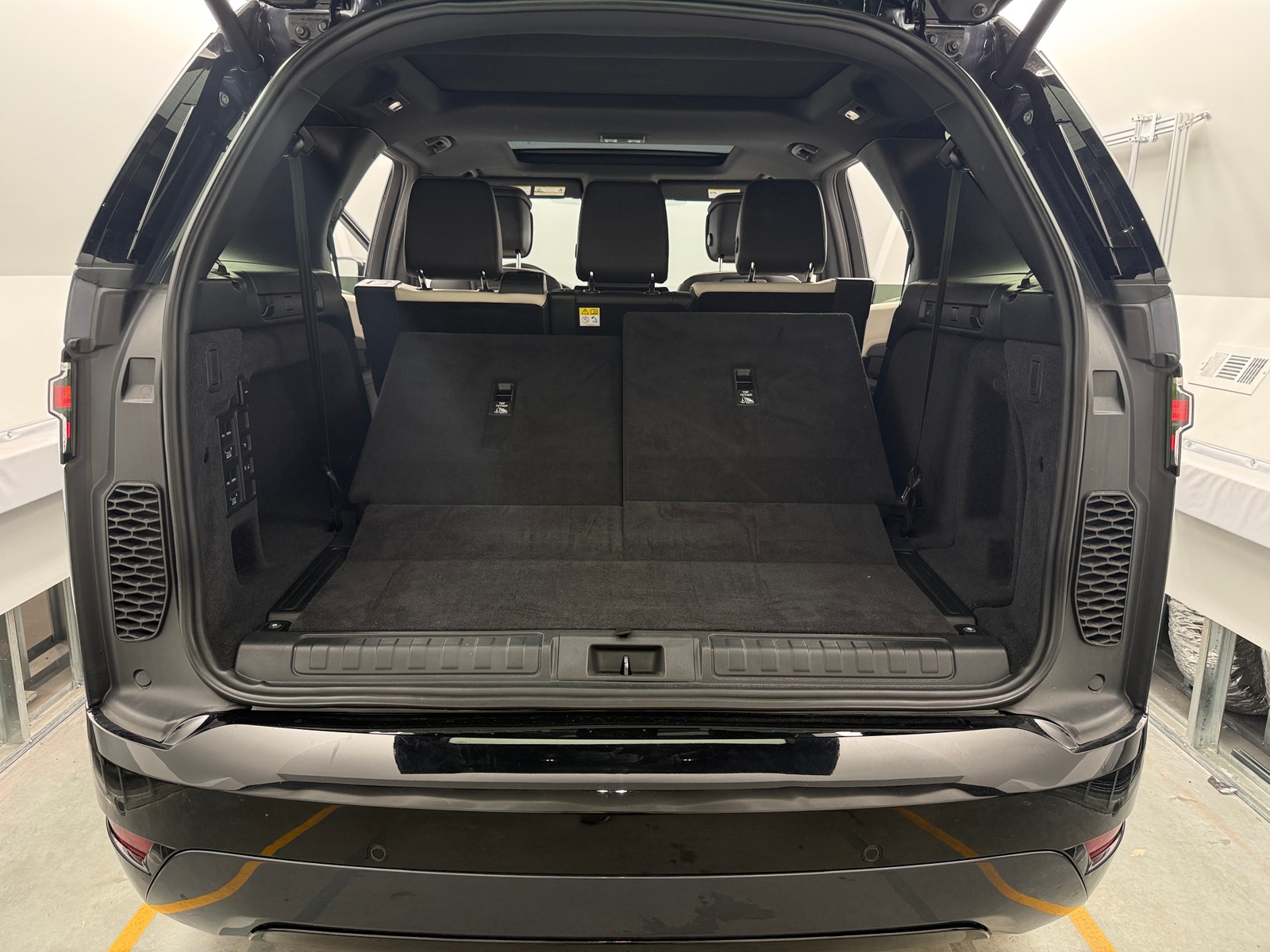 Thumbnail: 2024 Land Rover Discovery - 6