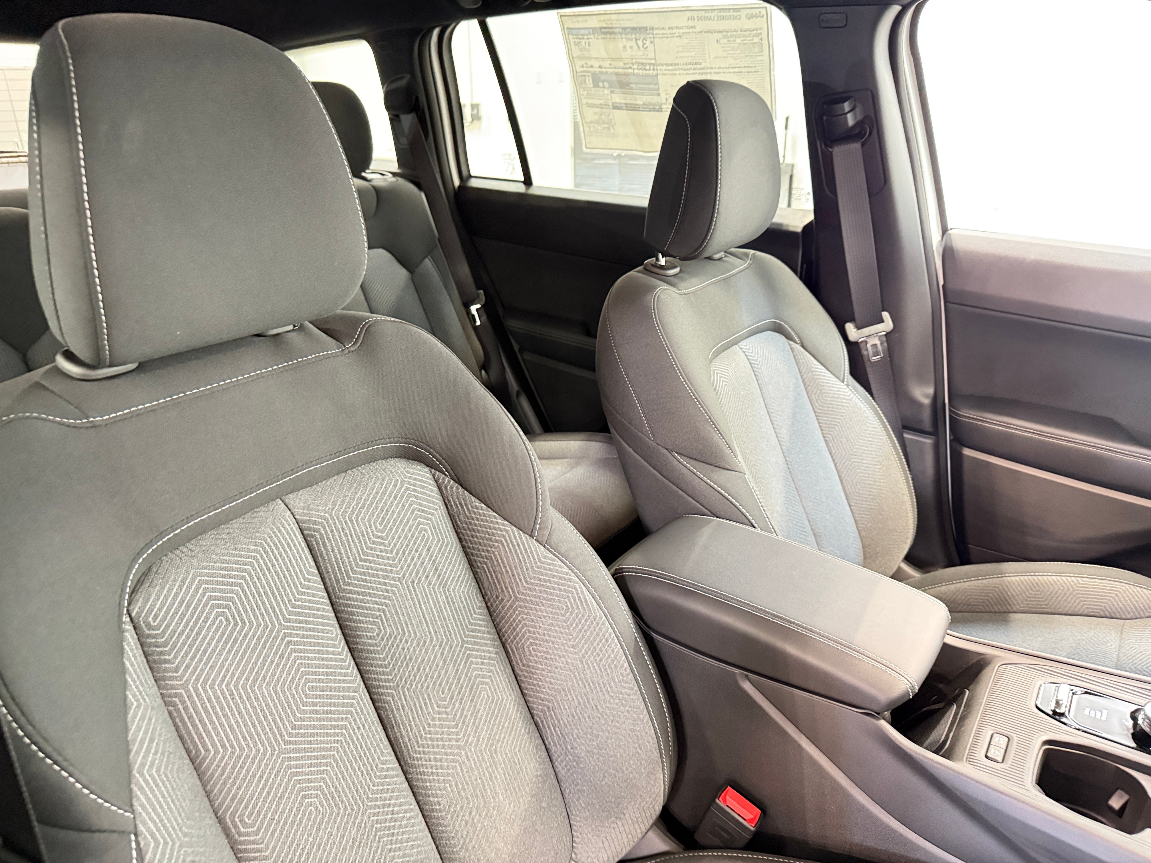 2026 Jeep Cherokee Laredo - Photo 6