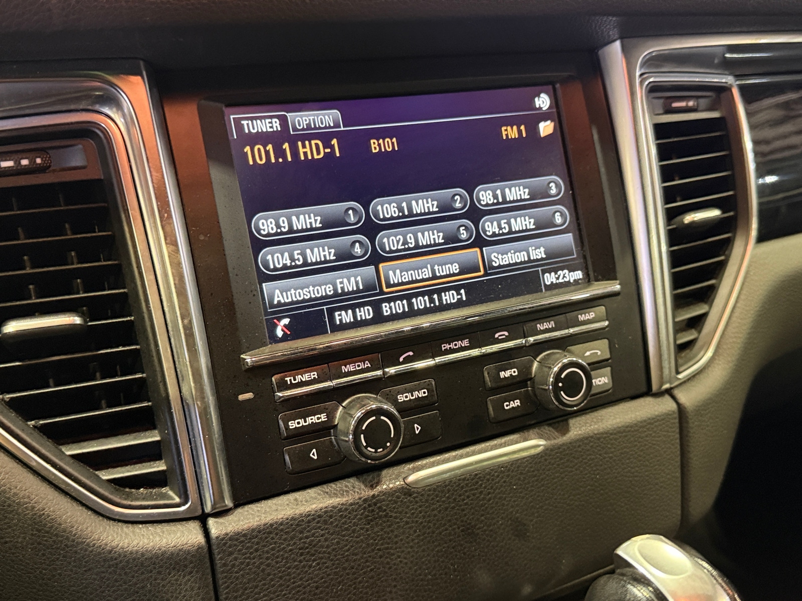 Thumbnail: 2016 Porsche Macan - 3