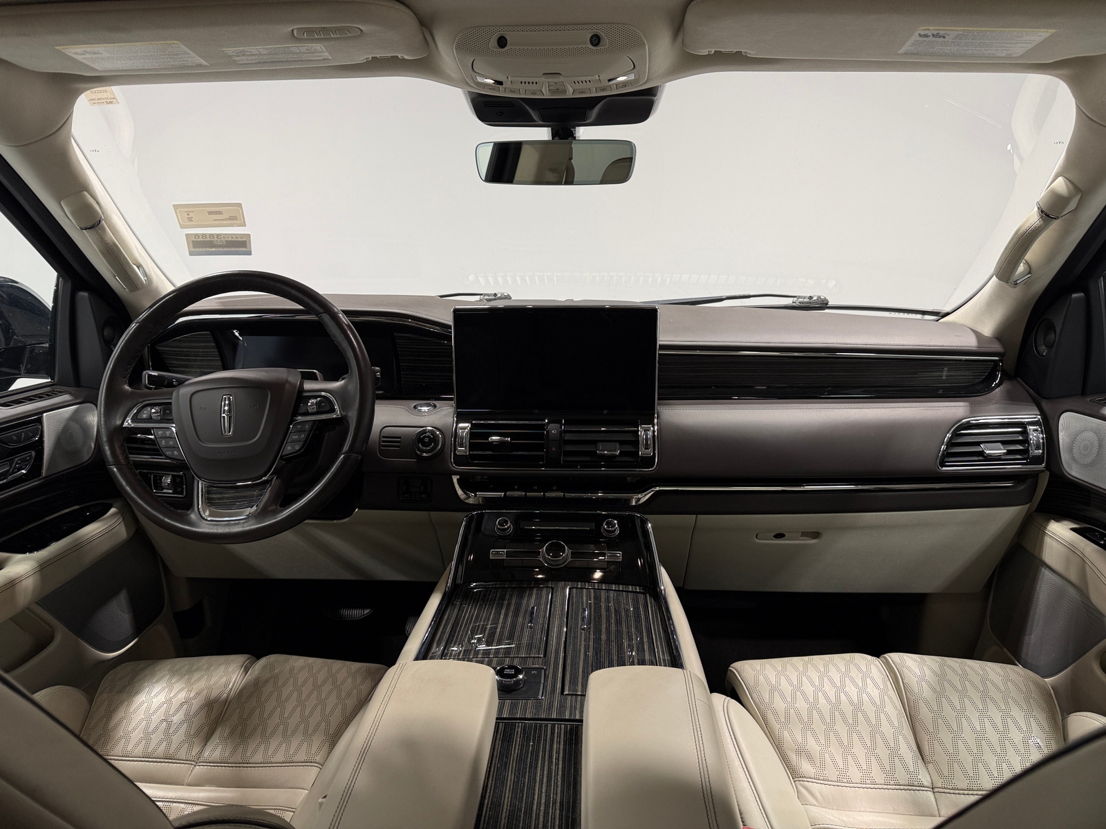 Thumbnail: 2024 Lincoln Navigator L - 2