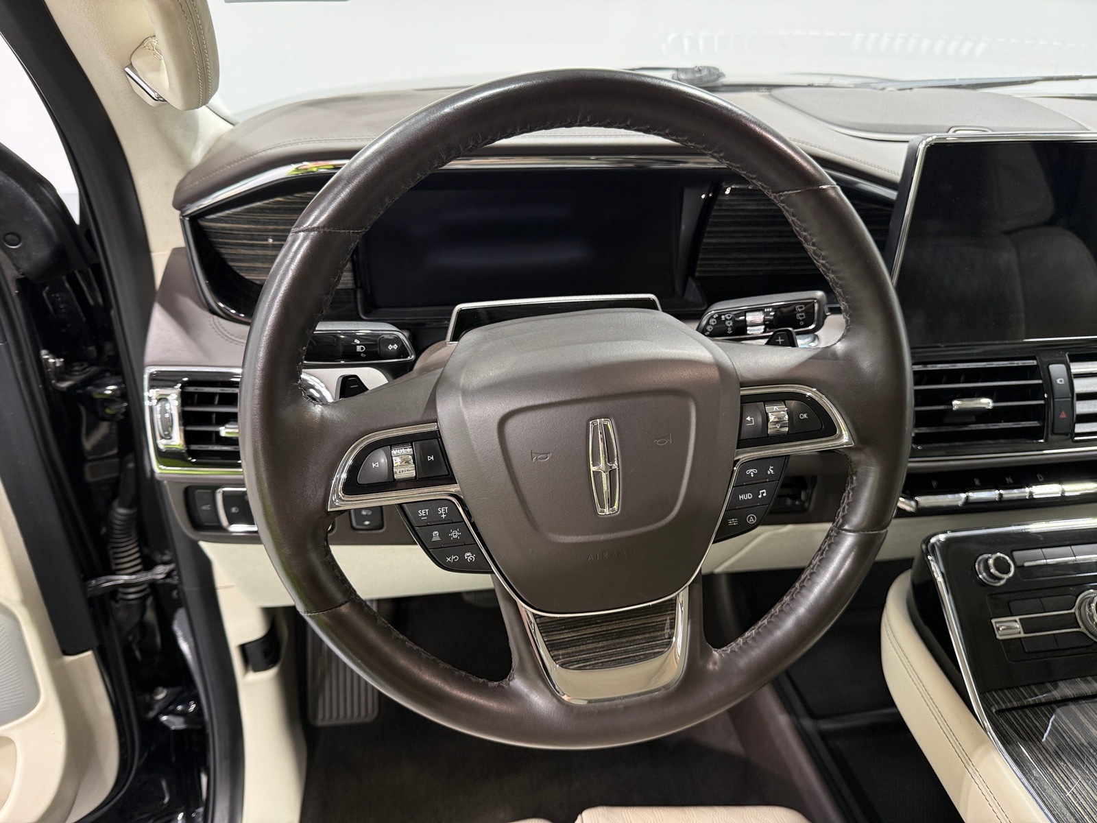 Thumbnail: 2024 Lincoln Navigator L - 4