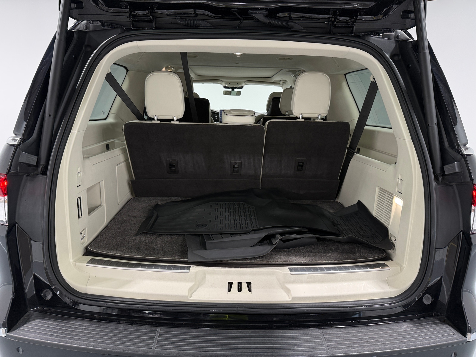 Thumbnail: 2024 Lincoln Navigator L - 6