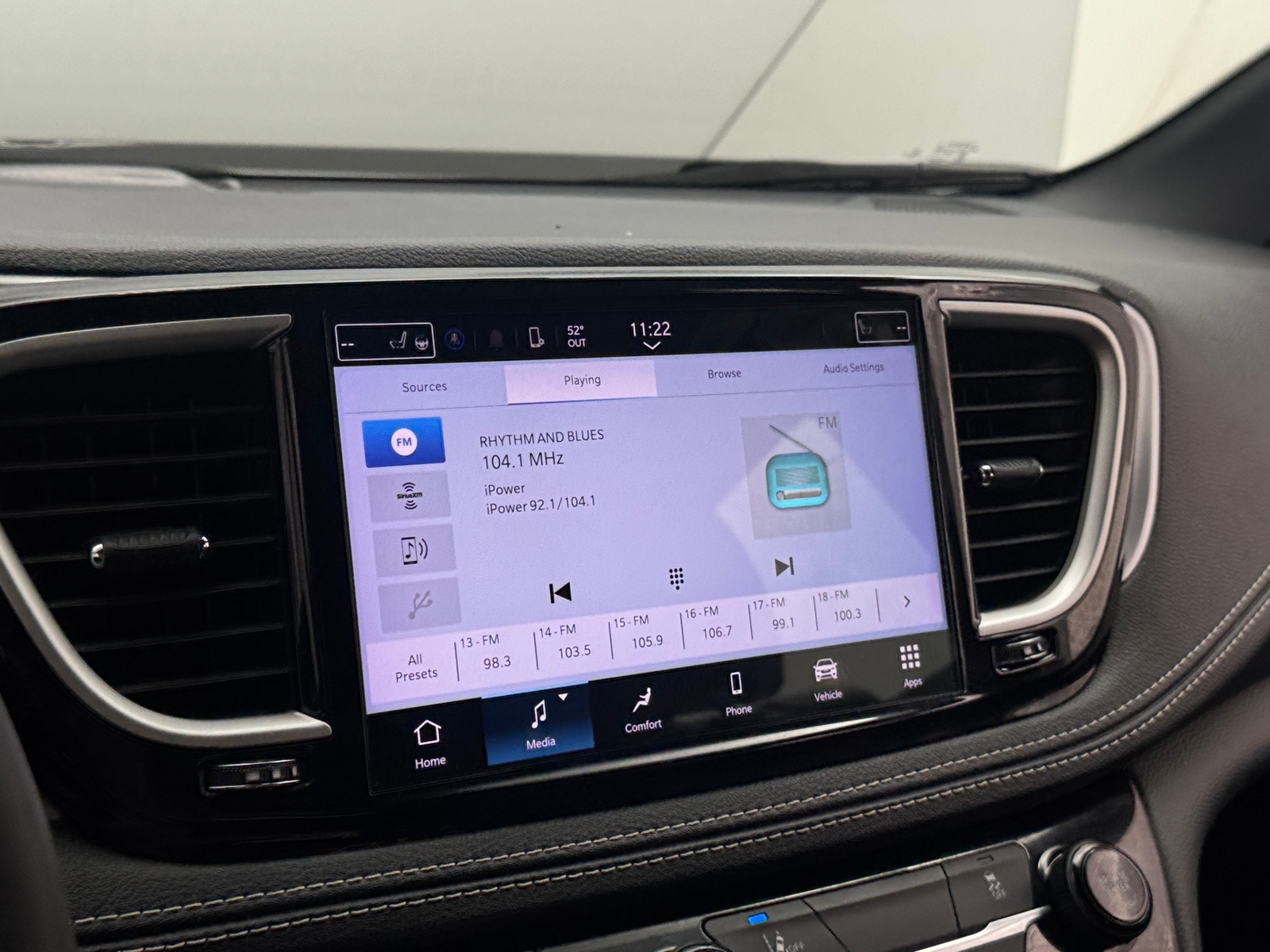 Thumbnail: 2022 Chrysler Pacifica - 3