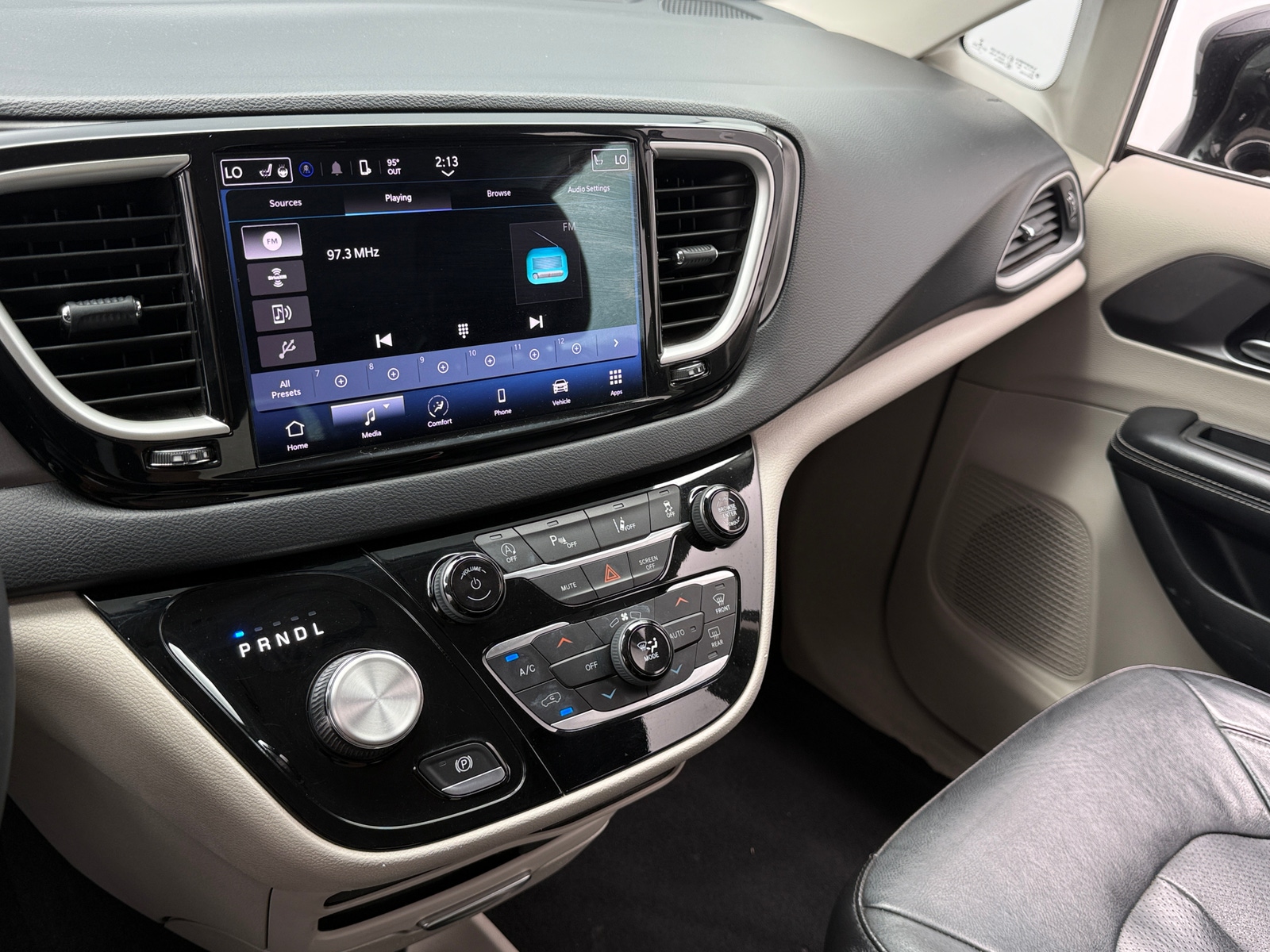 Thumbnail: 2022 Chrysler Pacifica - 3