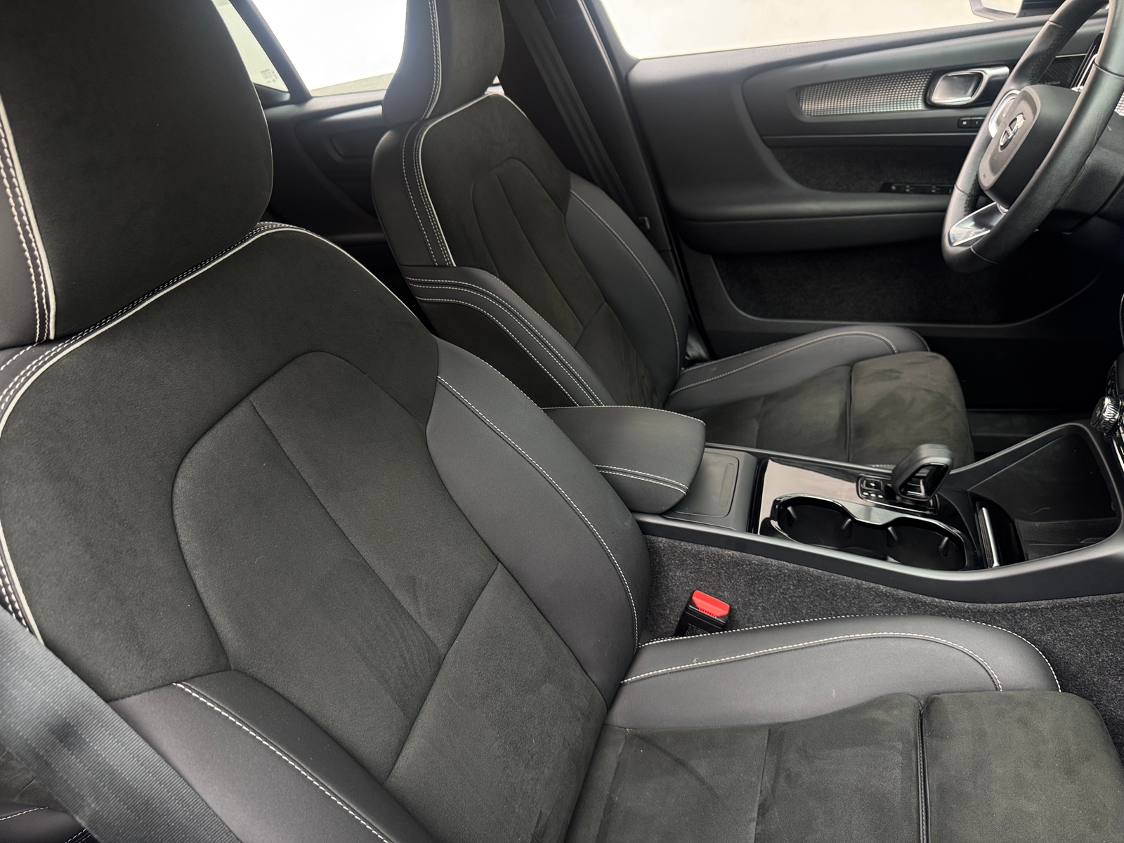 Thumbnail: 2022 Volvo XC40 - 2