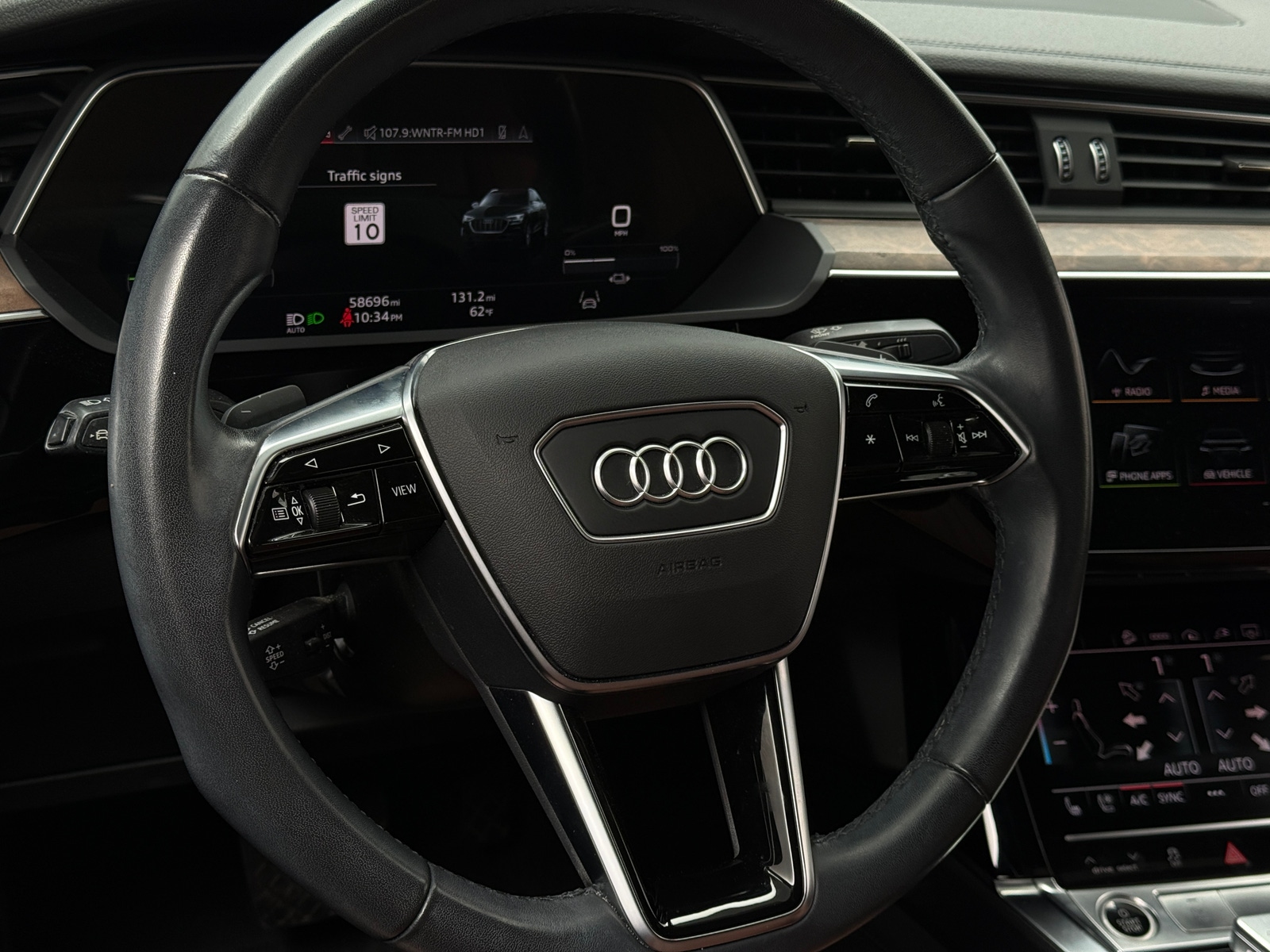 Thumbnail: 2022 Audi e-tron S - 4