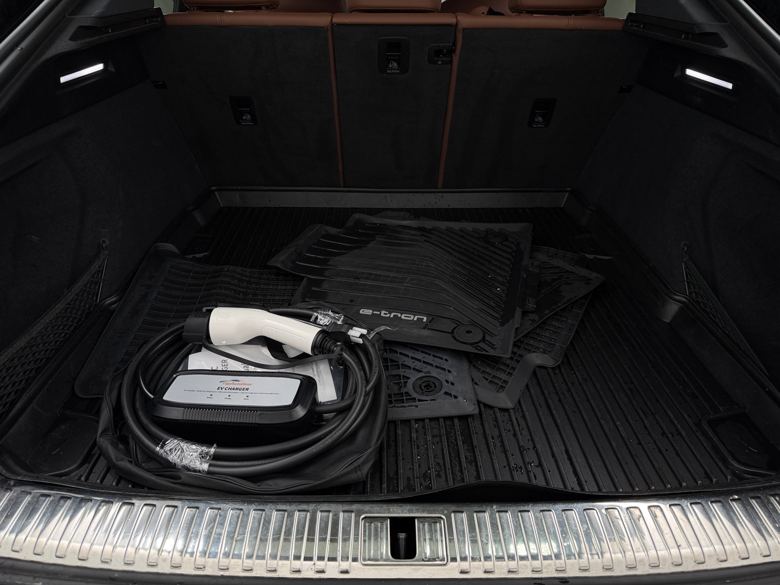 Thumbnail: 2022 Audi e-tron S - 6