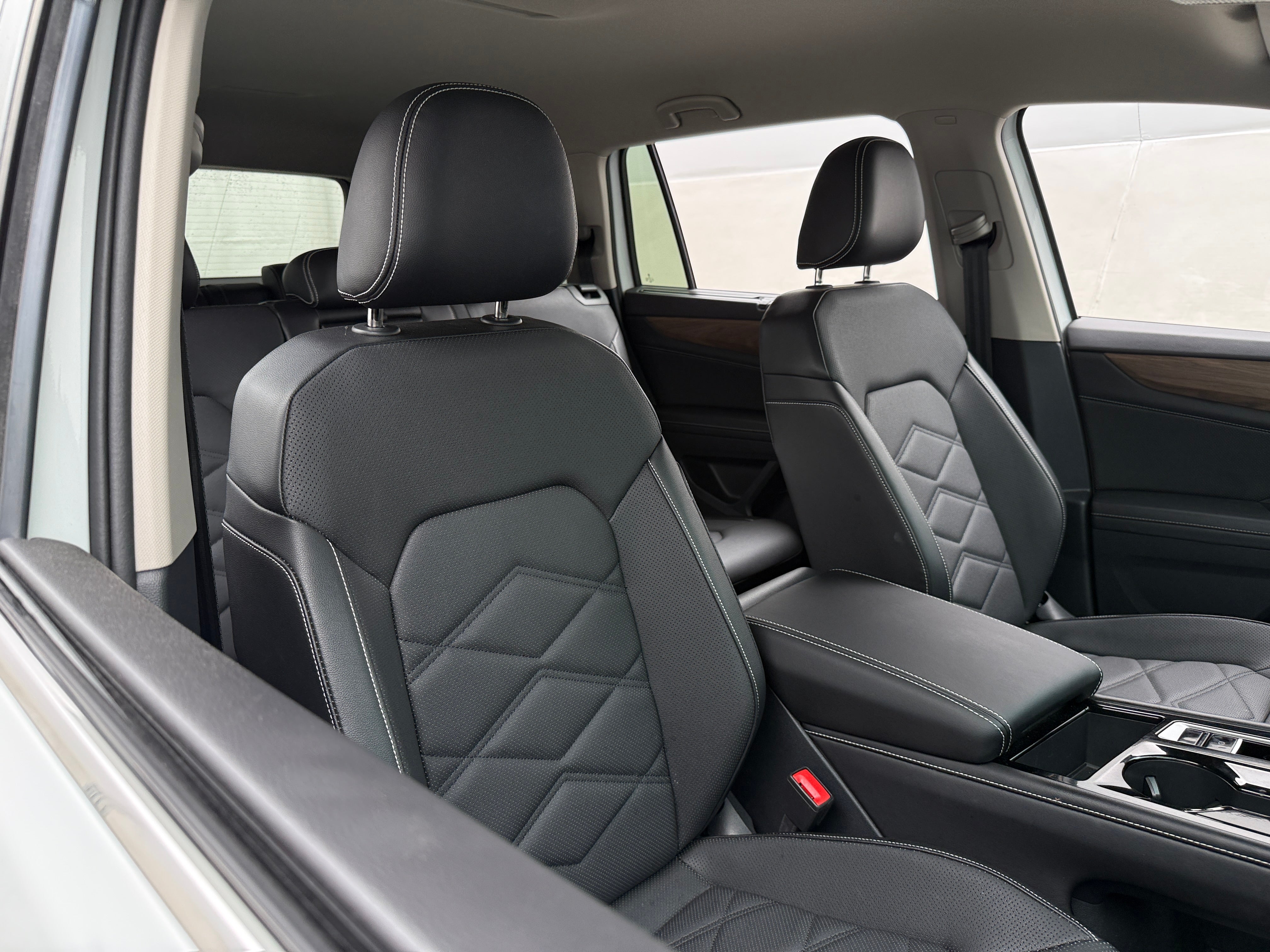 2024 Volkswagen Atlas - Image 1