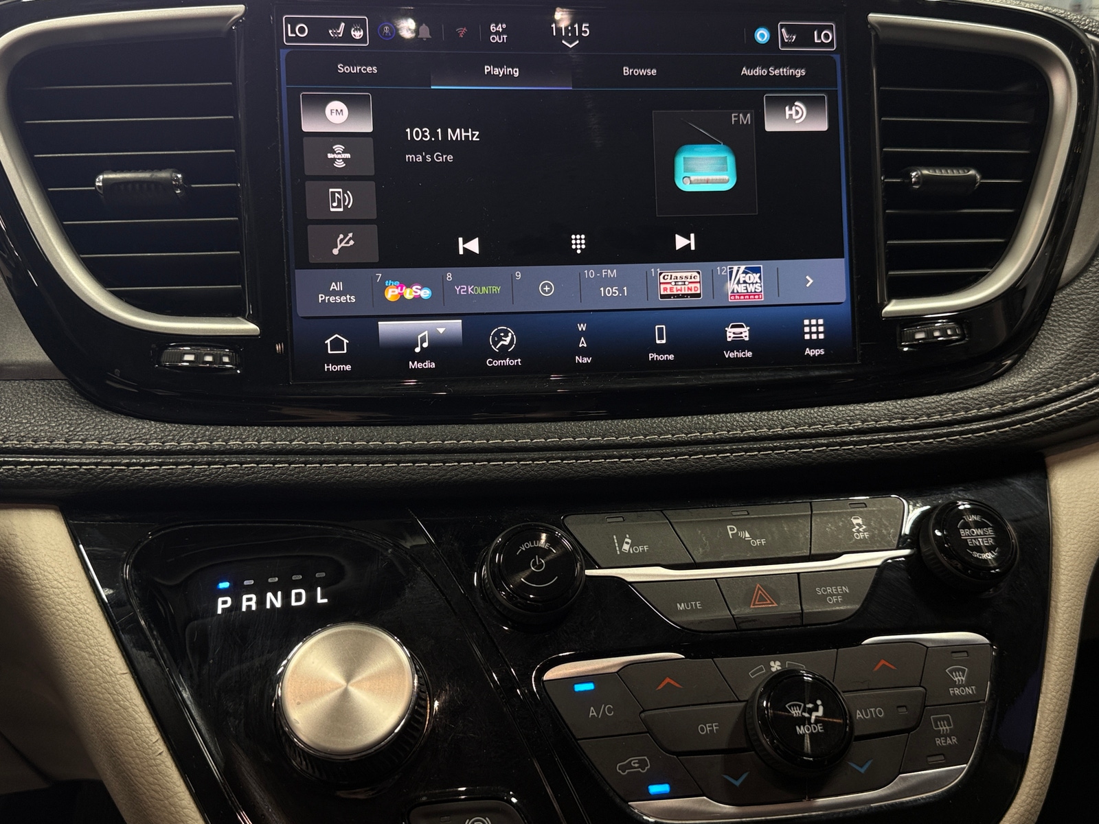 Thumbnail: 2024 Chrysler Pacifica - 3