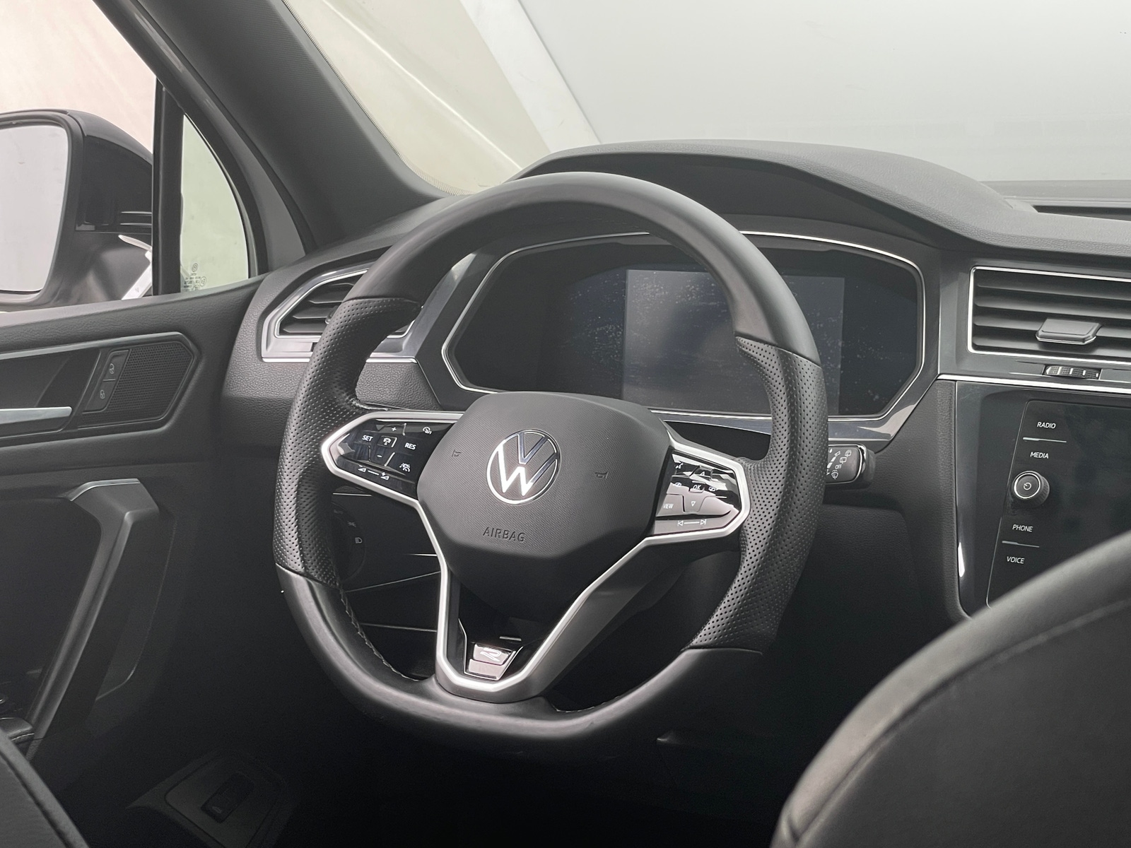 Thumbnail: 2022 Volkswagen Tiguan - 4