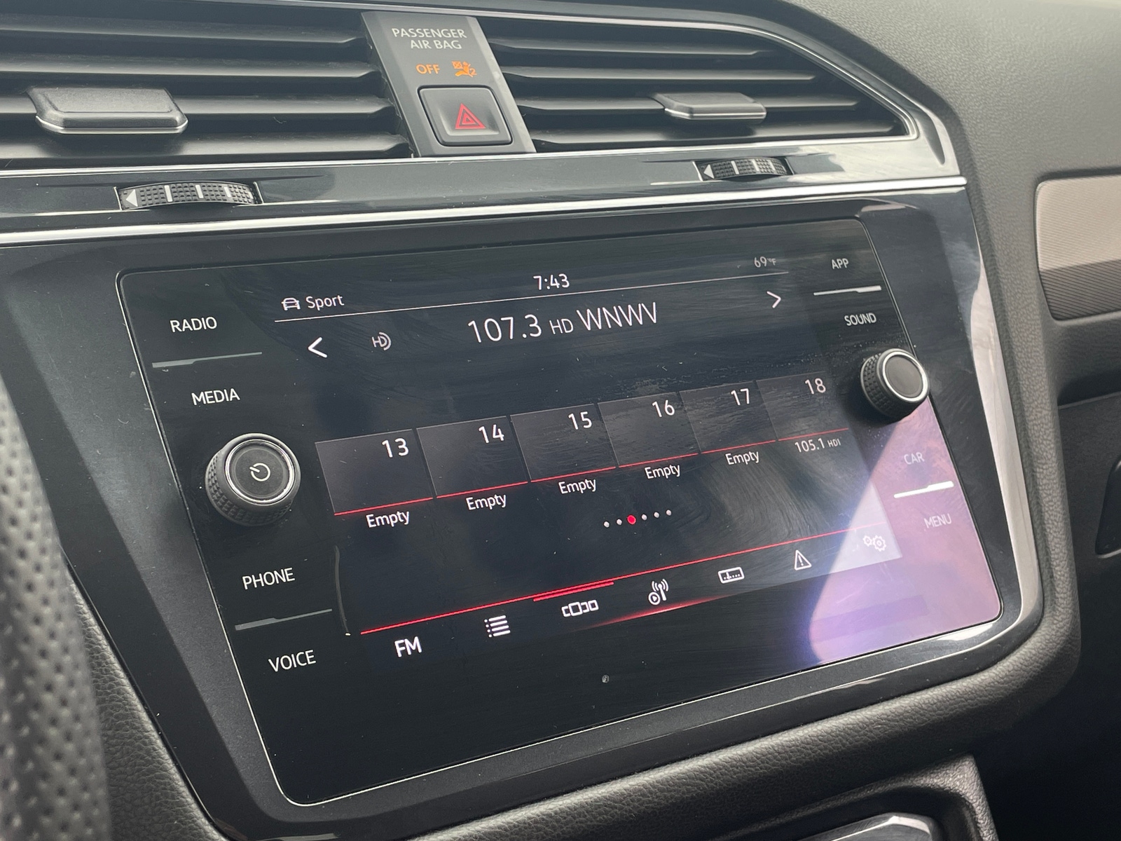 Thumbnail: 2022 Volkswagen Tiguan - 3