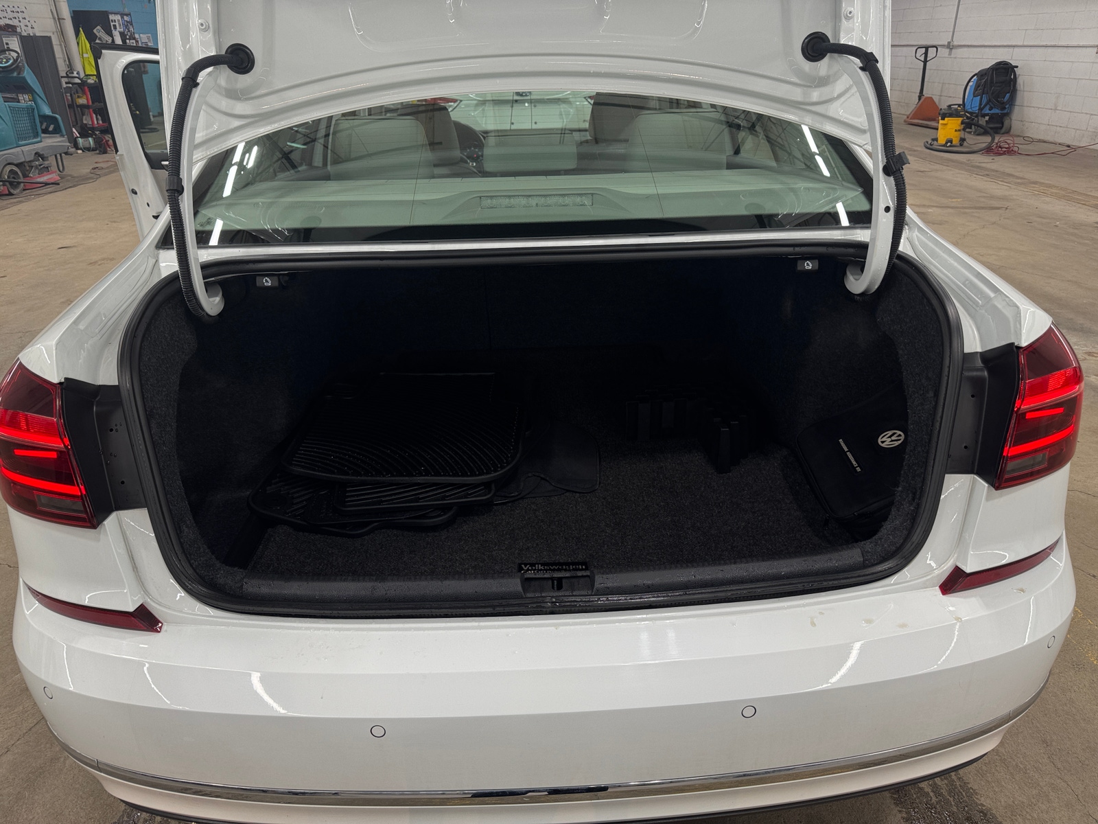 Thumbnail: 2018 Volkswagen Passat - 6