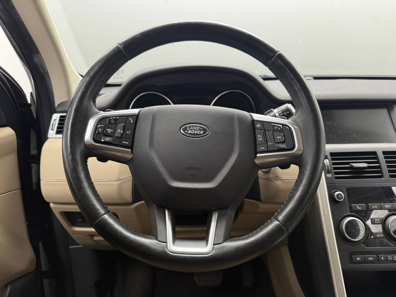 Thumbnail: 2017 Land Rover Discovery Sport - 4