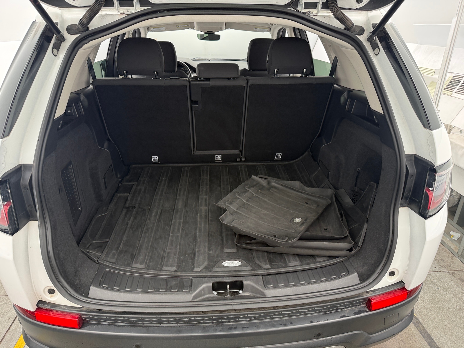 Thumbnail: 2020 Land Rover Discovery Sport - 7