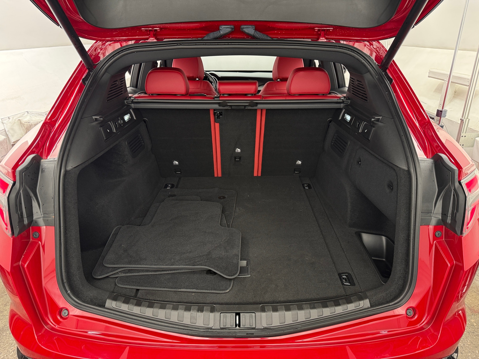 Thumbnail: 2024 Alfa Romeo Stelvio - 6