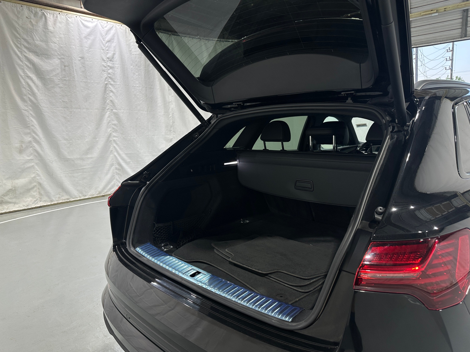 Thumbnail: 2022 Audi e-tron - 6