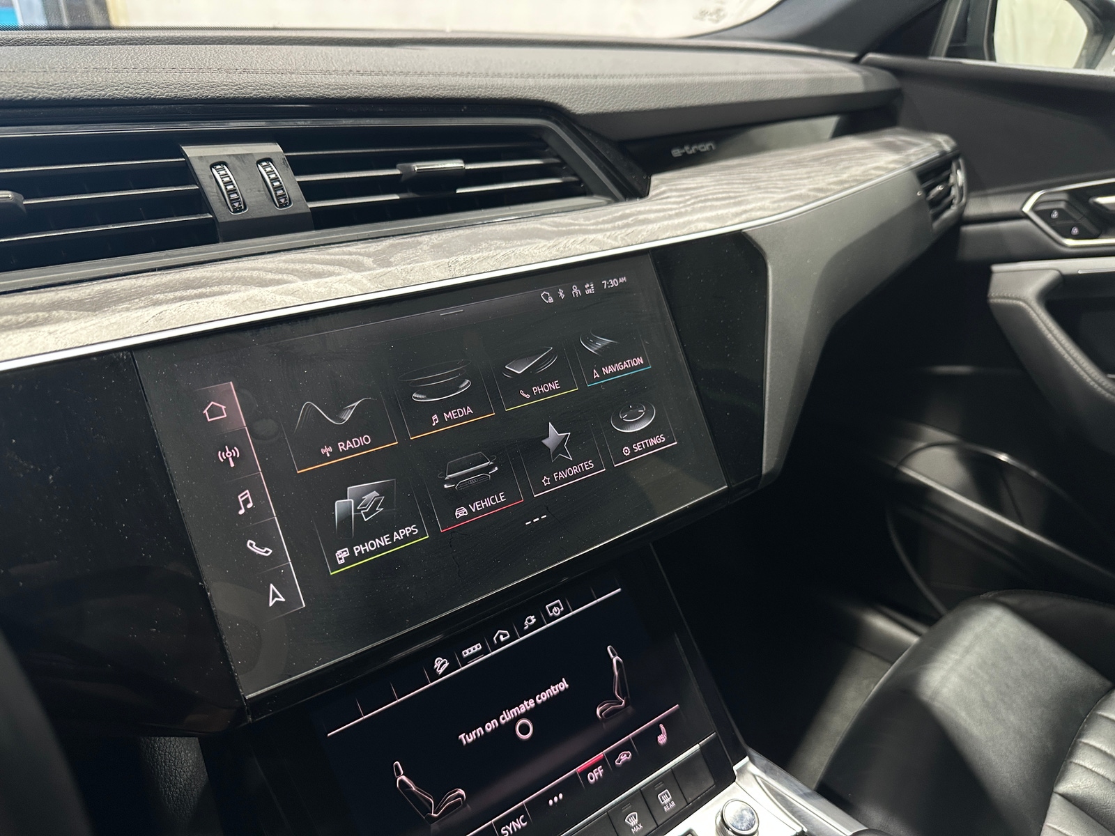 Thumbnail: 2022 Audi e-tron - 3