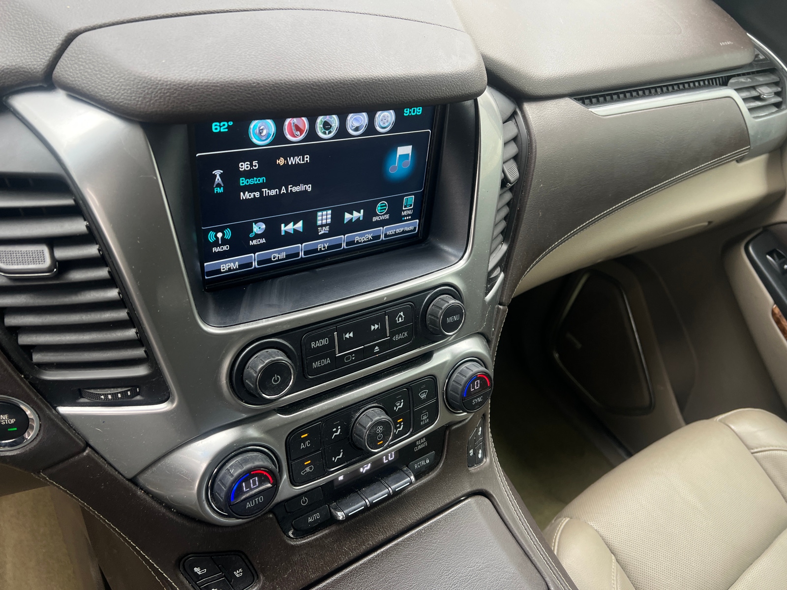 Thumbnail: 2016 Chevrolet Suburban - 3