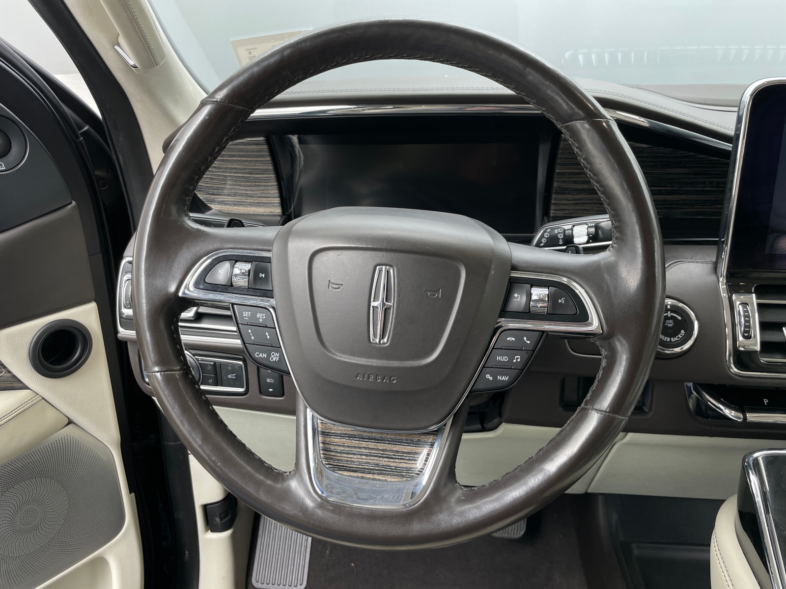 Thumbnail: 2020 Lincoln Navigator L - 4