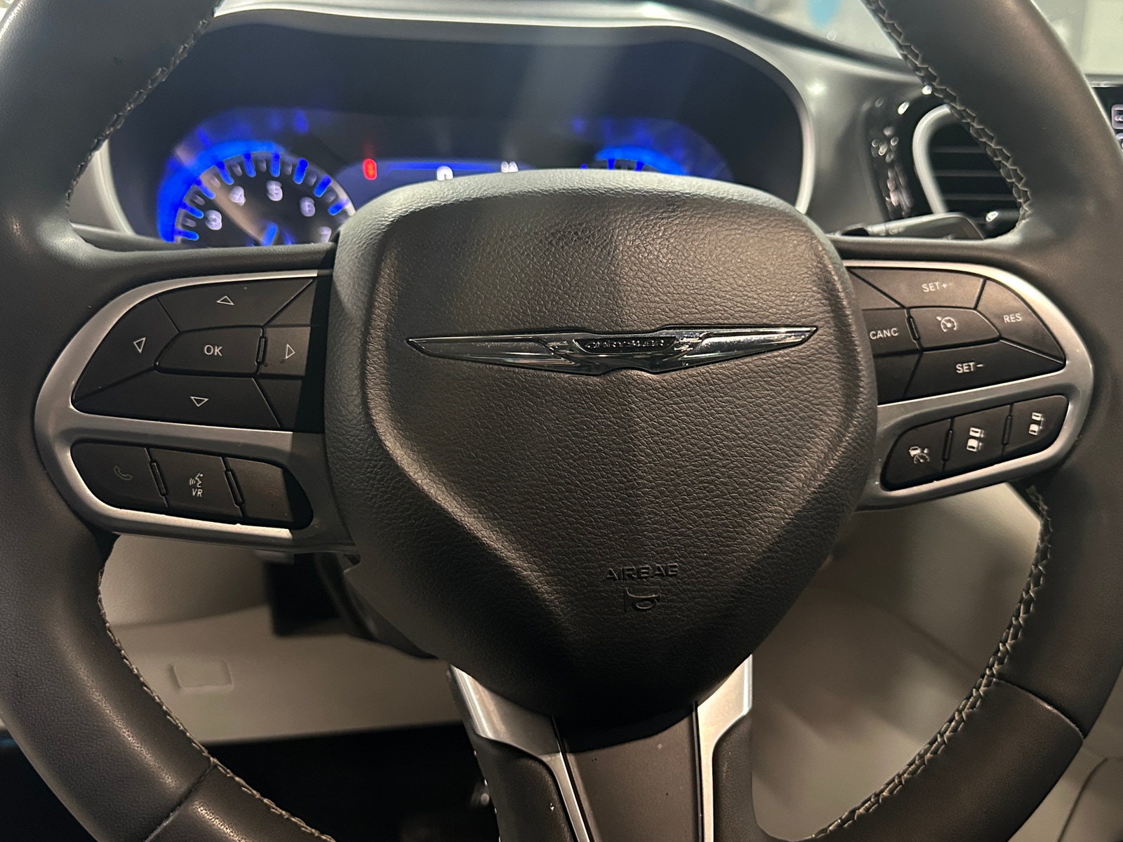 Thumbnail: 2023 Chrysler Pacifica - 4