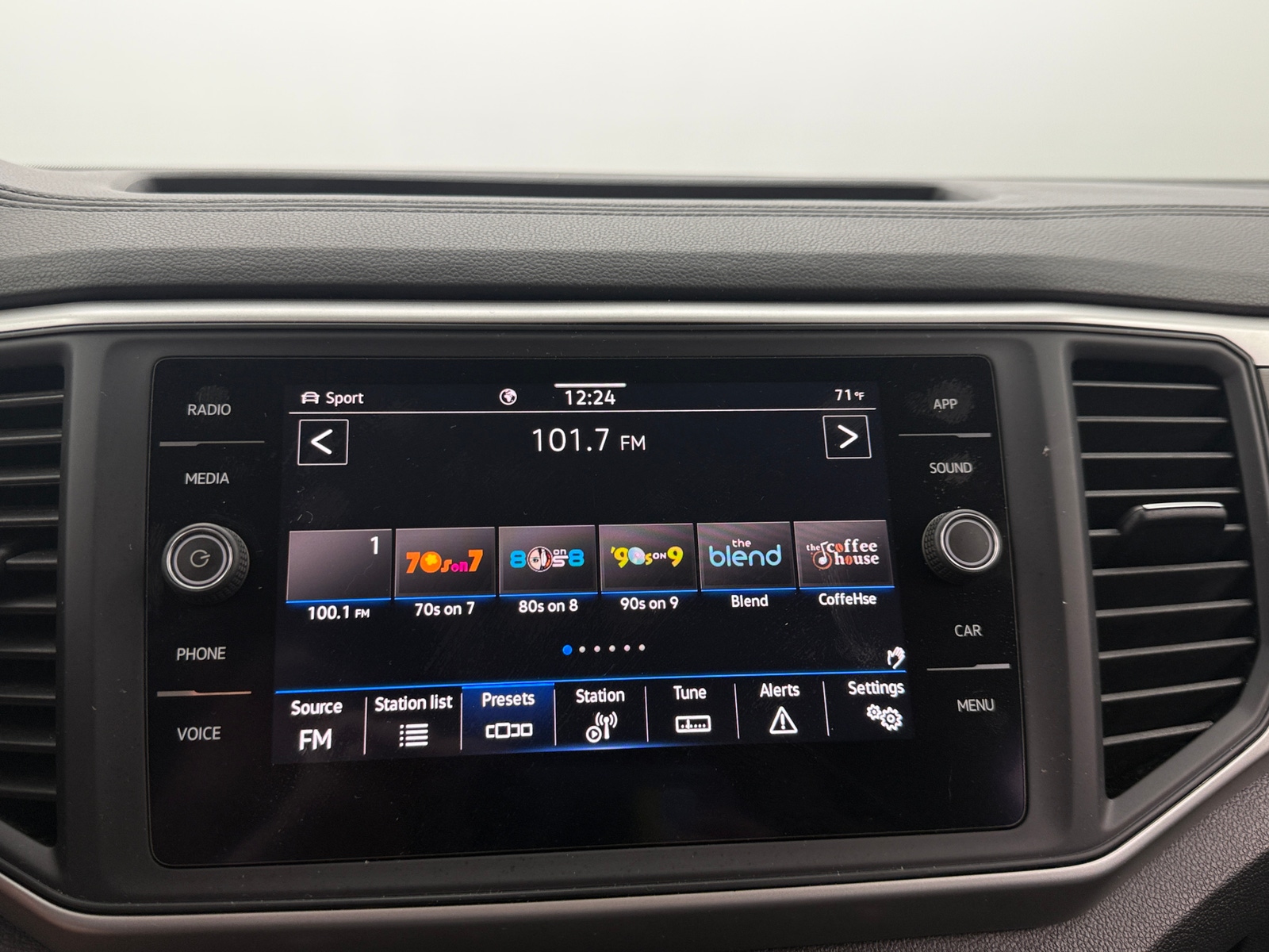 Thumbnail: 2021 Volkswagen Atlas - 3