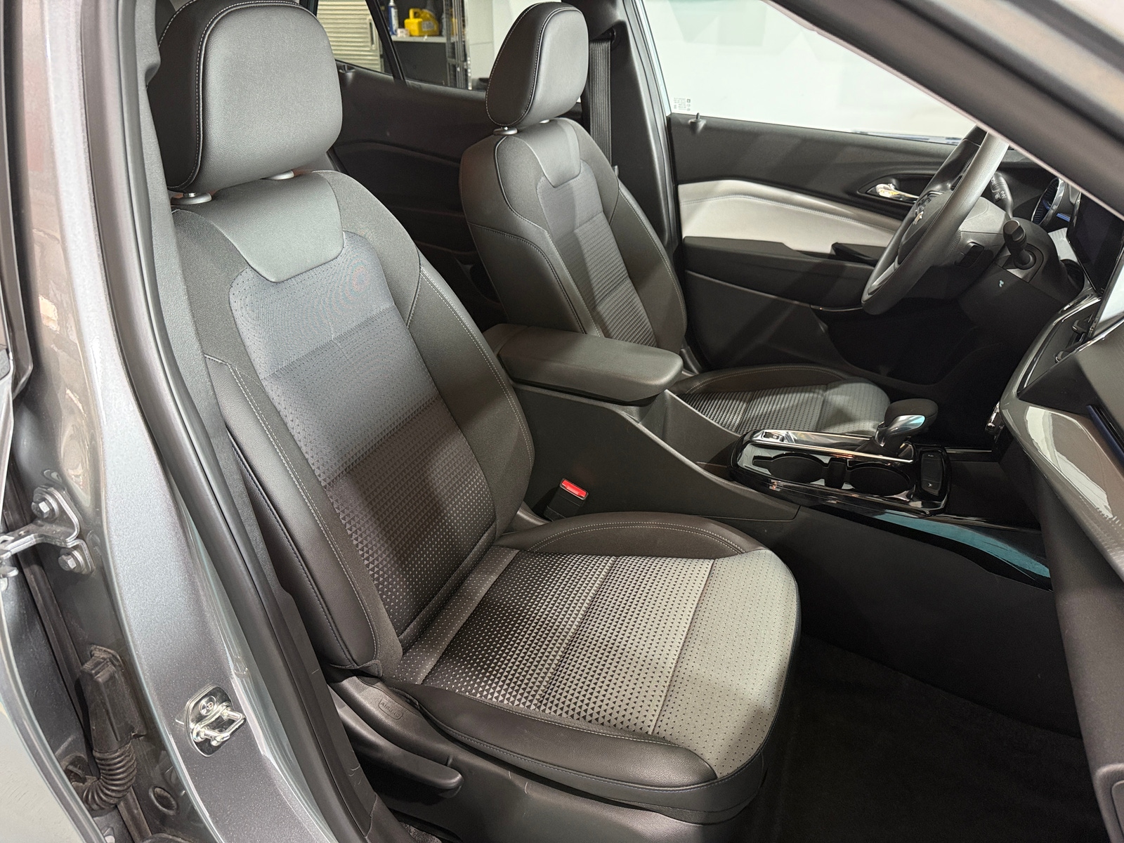 Thumbnail: 2025 Chevrolet Trax - 2