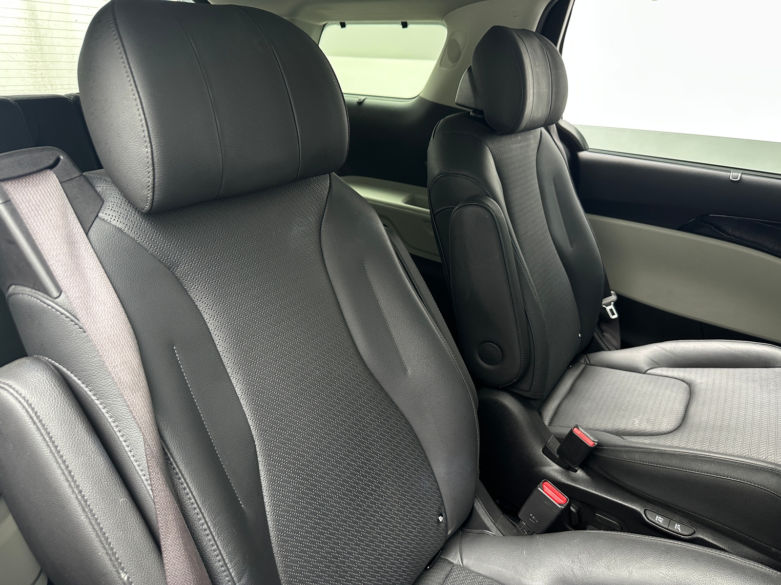 Thumbnail: 2023 Kia Carnival - 5