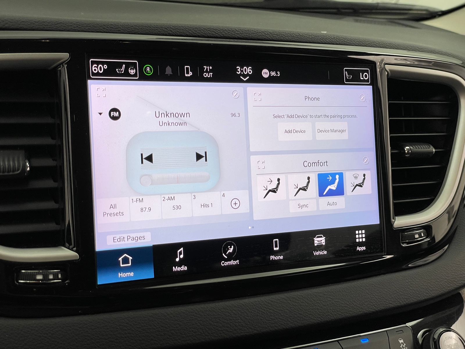 Thumbnail: 2023 Chrysler Pacifica - 3