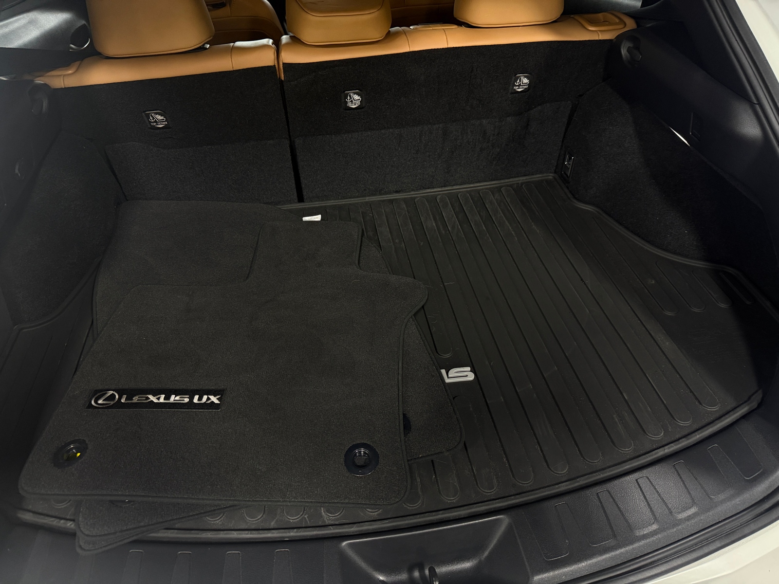 Thumbnail: 2024 Lexus UX - 6