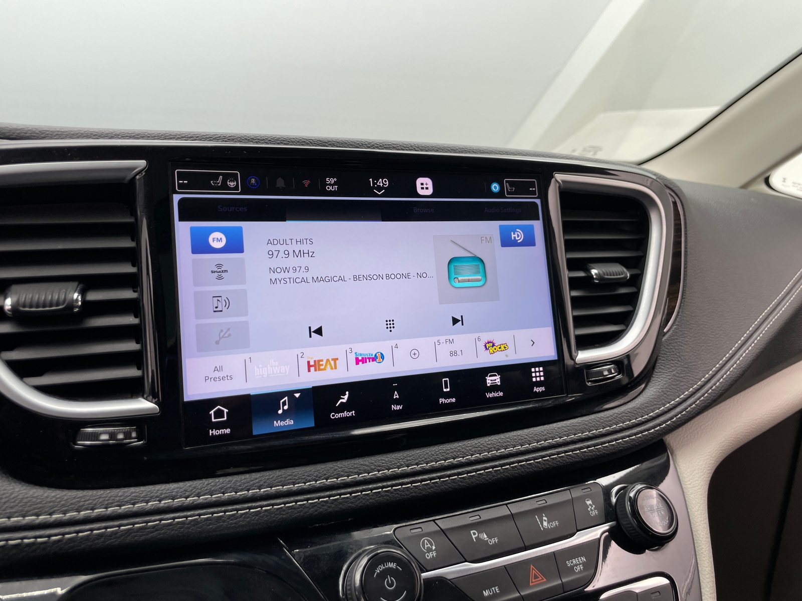 Thumbnail: 2023 Chrysler Pacifica - 3