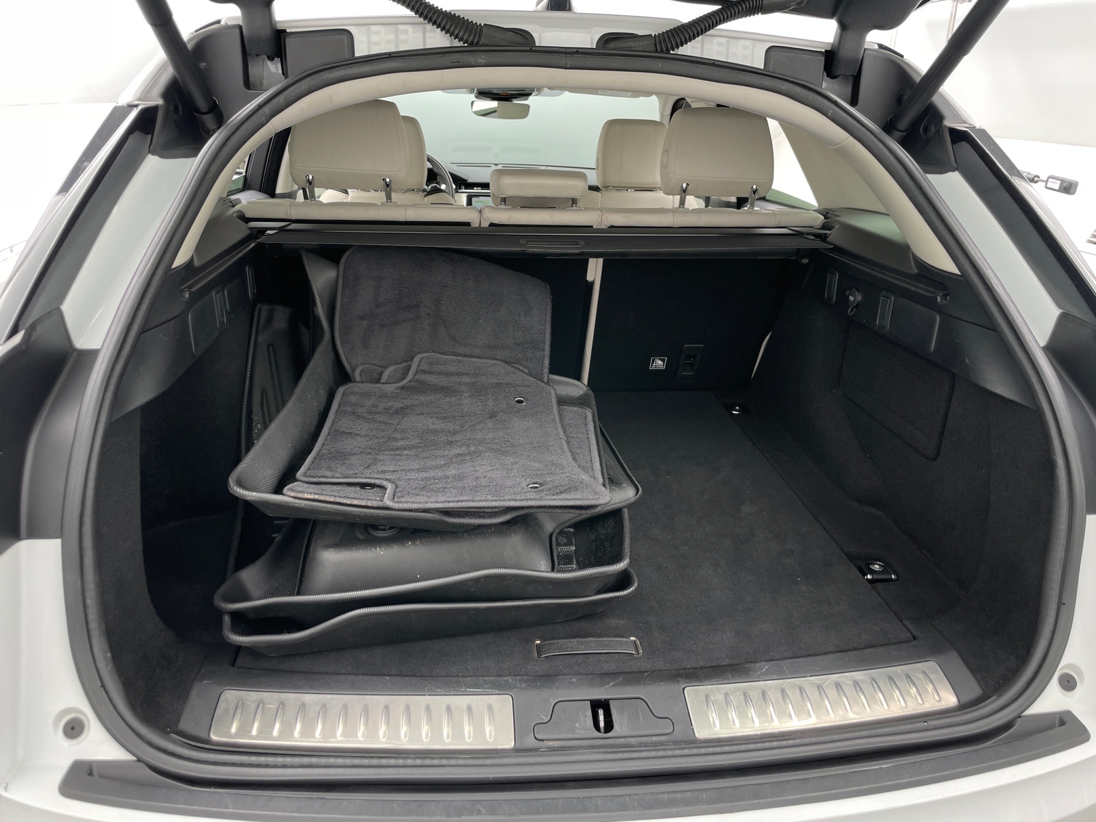 Thumbnail: 2020 Land Rover Range Rover Velar - 6