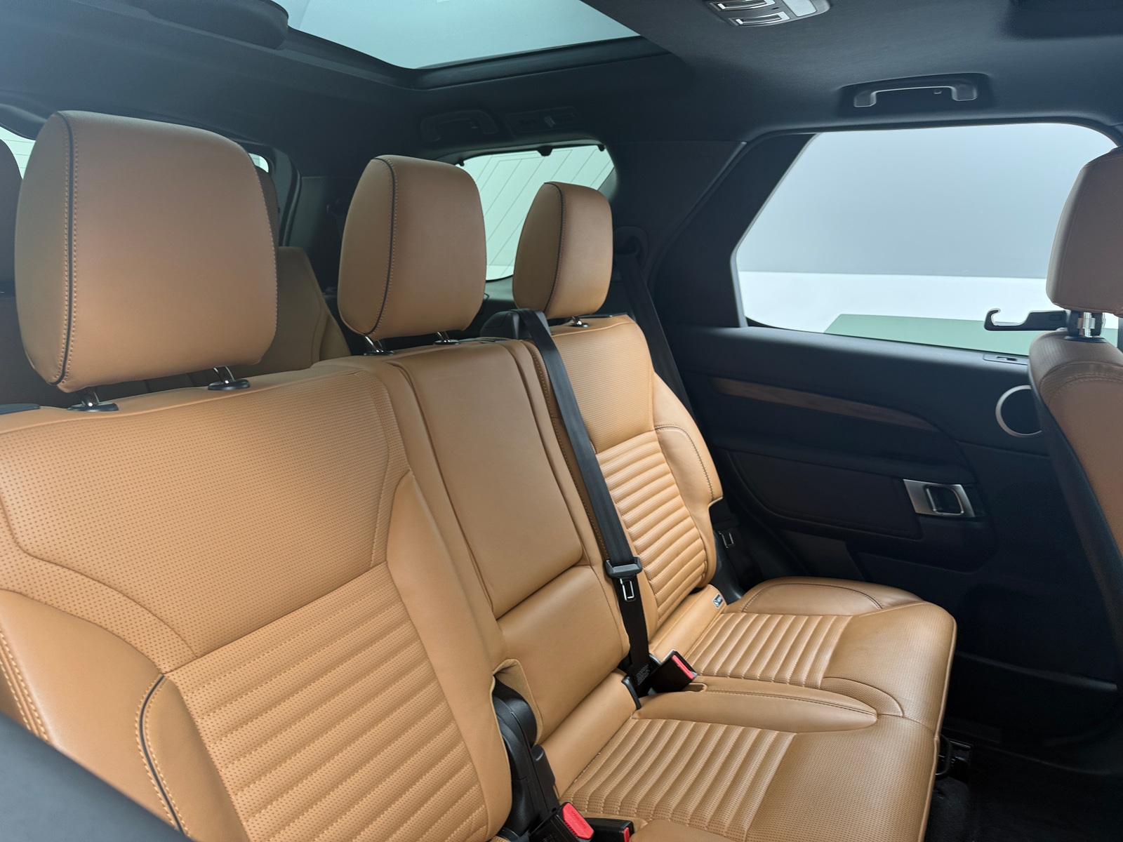 Thumbnail: 2020 Land Rover Discovery - 5