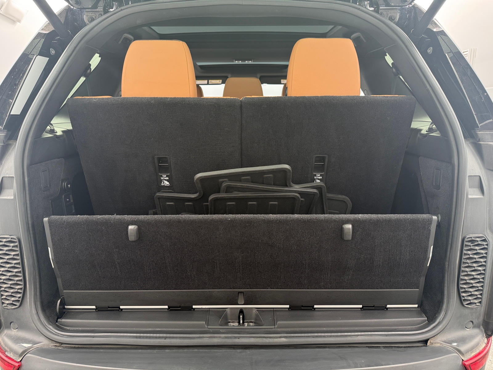 Thumbnail: 2020 Land Rover Discovery - 6