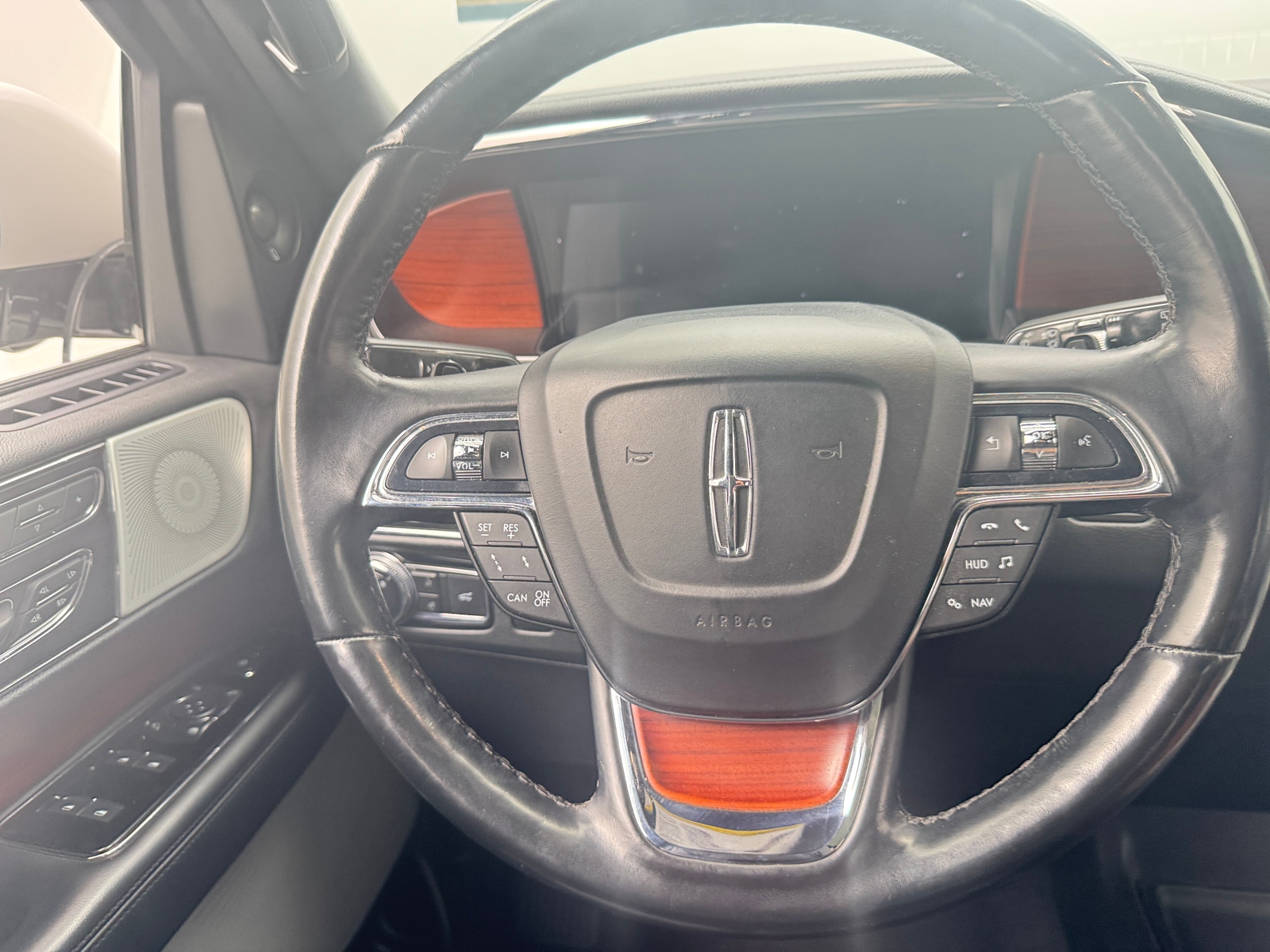 Thumbnail: 2021 Lincoln Navigator L - 4