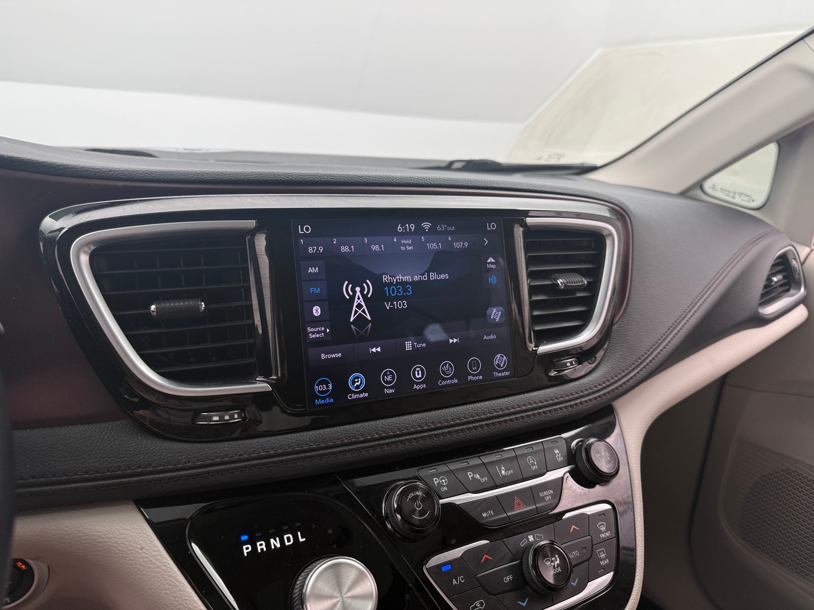 Thumbnail: 2018 Chrysler Pacifica - 3