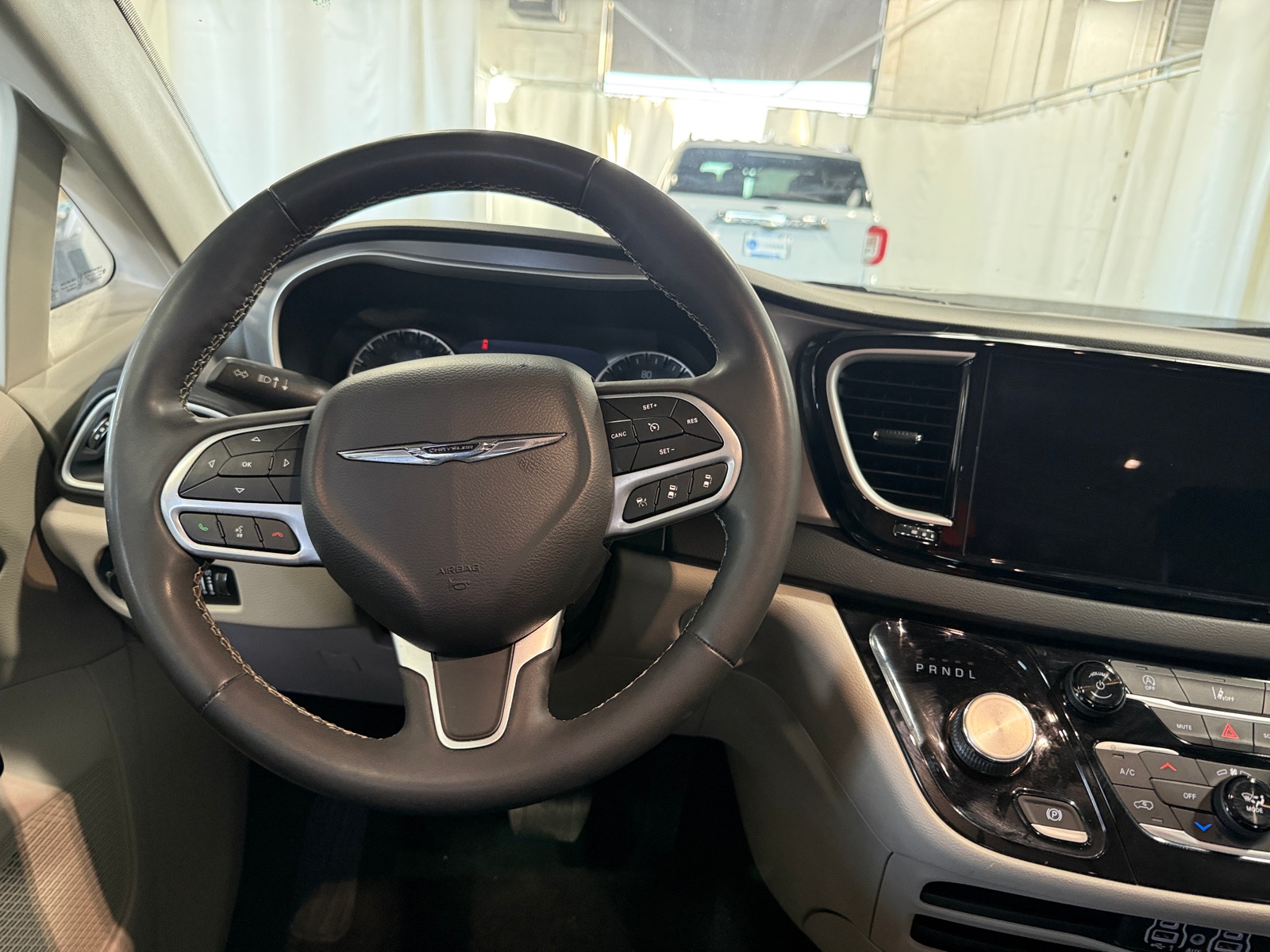 Thumbnail: 2022 Chrysler Pacifica - 4