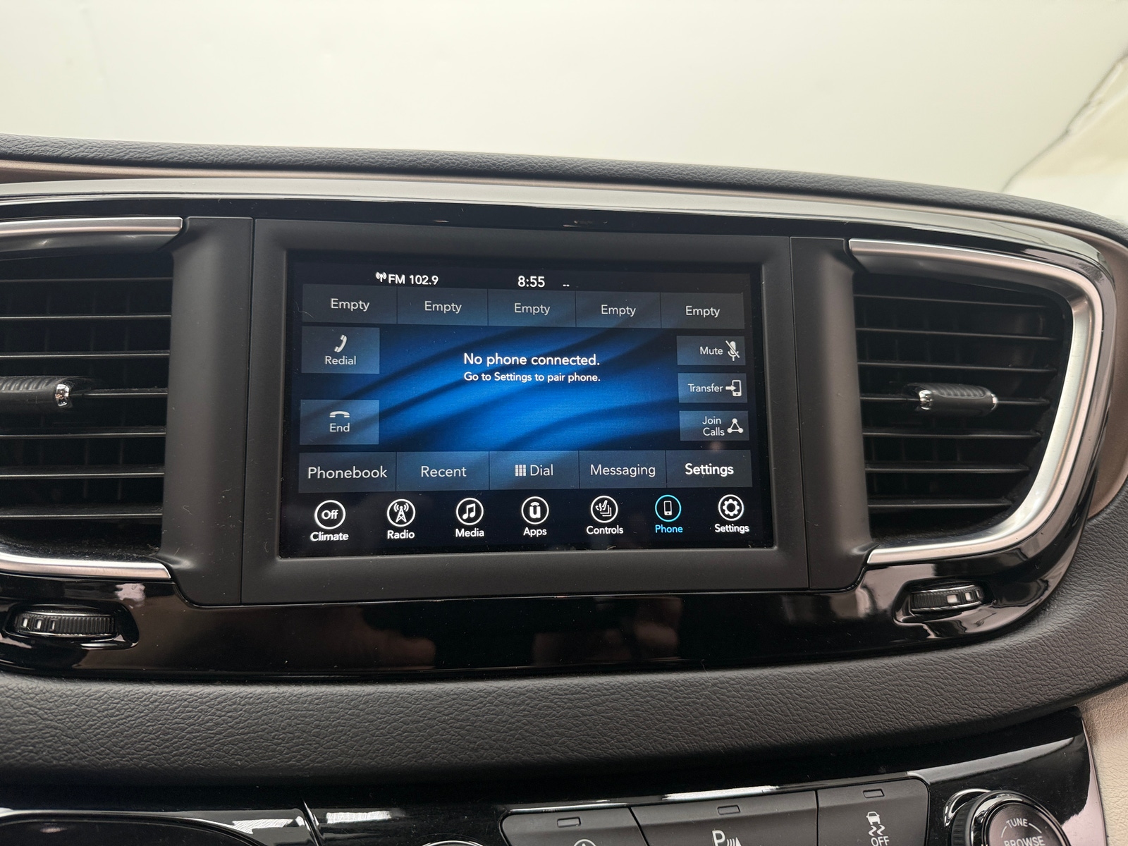 Thumbnail: 2018 Chrysler Pacifica - 3