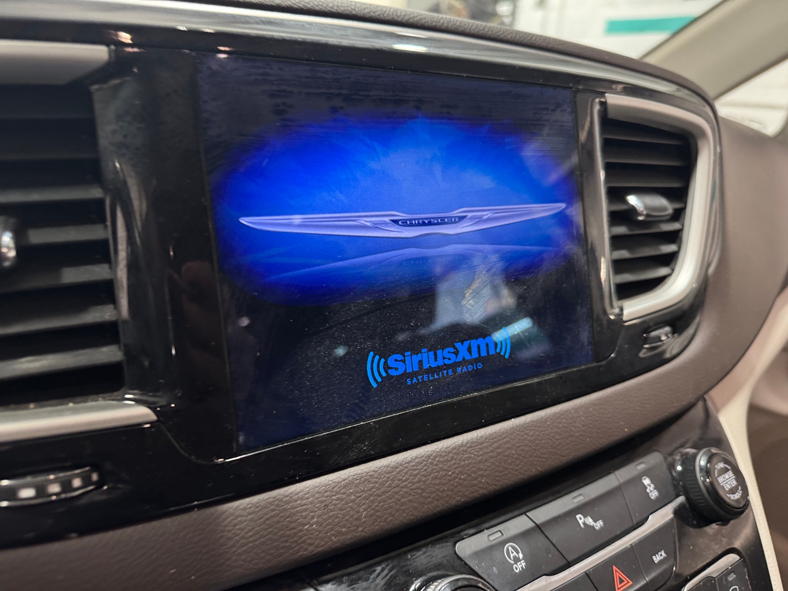 Thumbnail: 2017 Chrysler Pacifica - 3