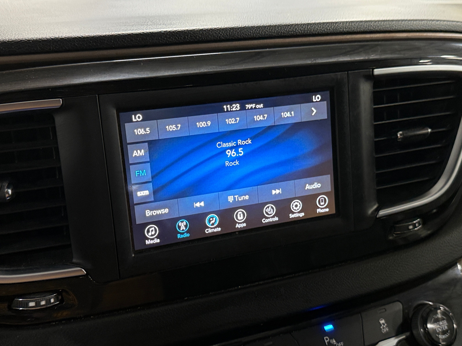 Thumbnail: 2019 Chrysler Pacifica - 3