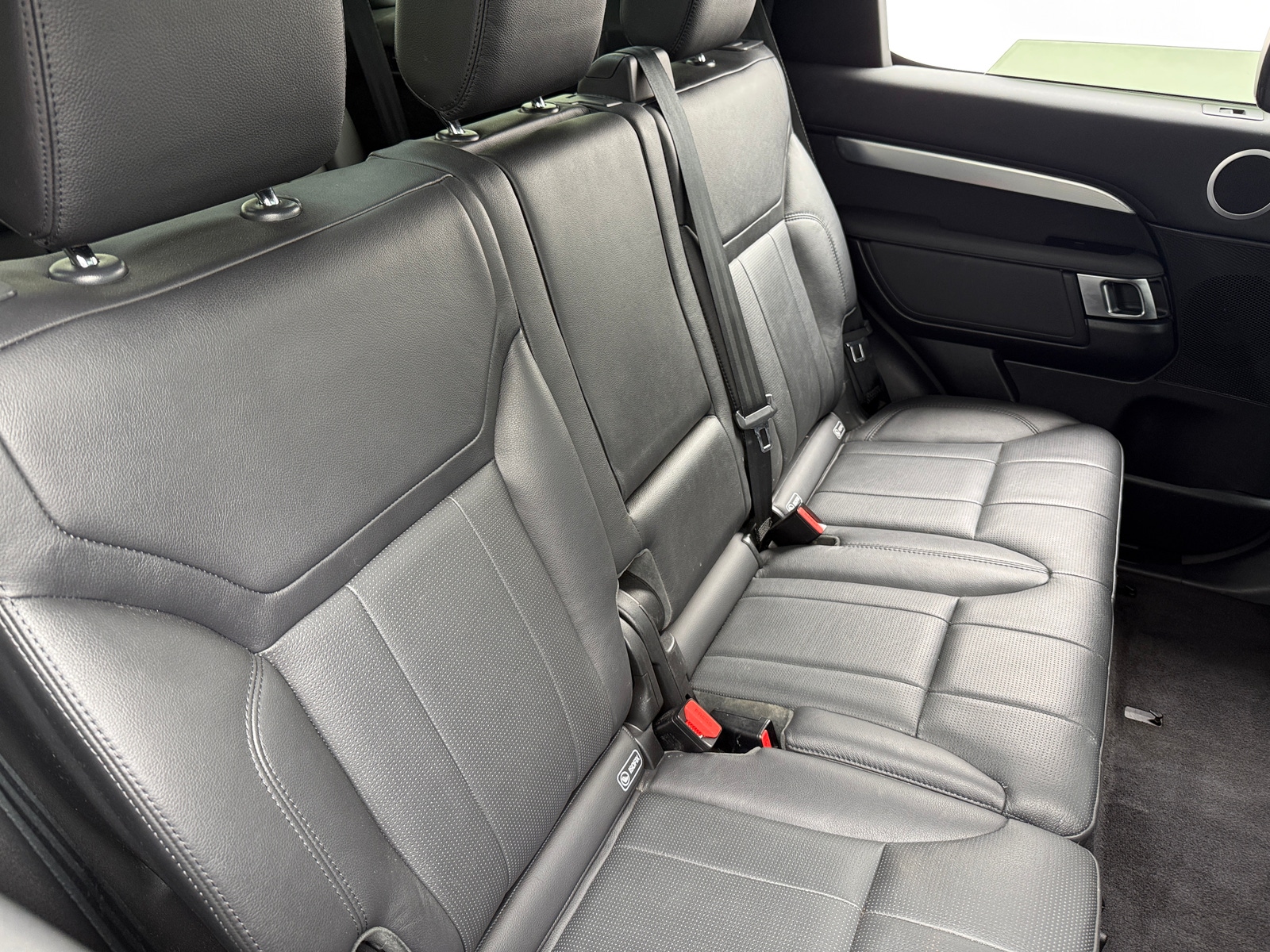 Thumbnail: 2020 Land Rover Discovery - 5