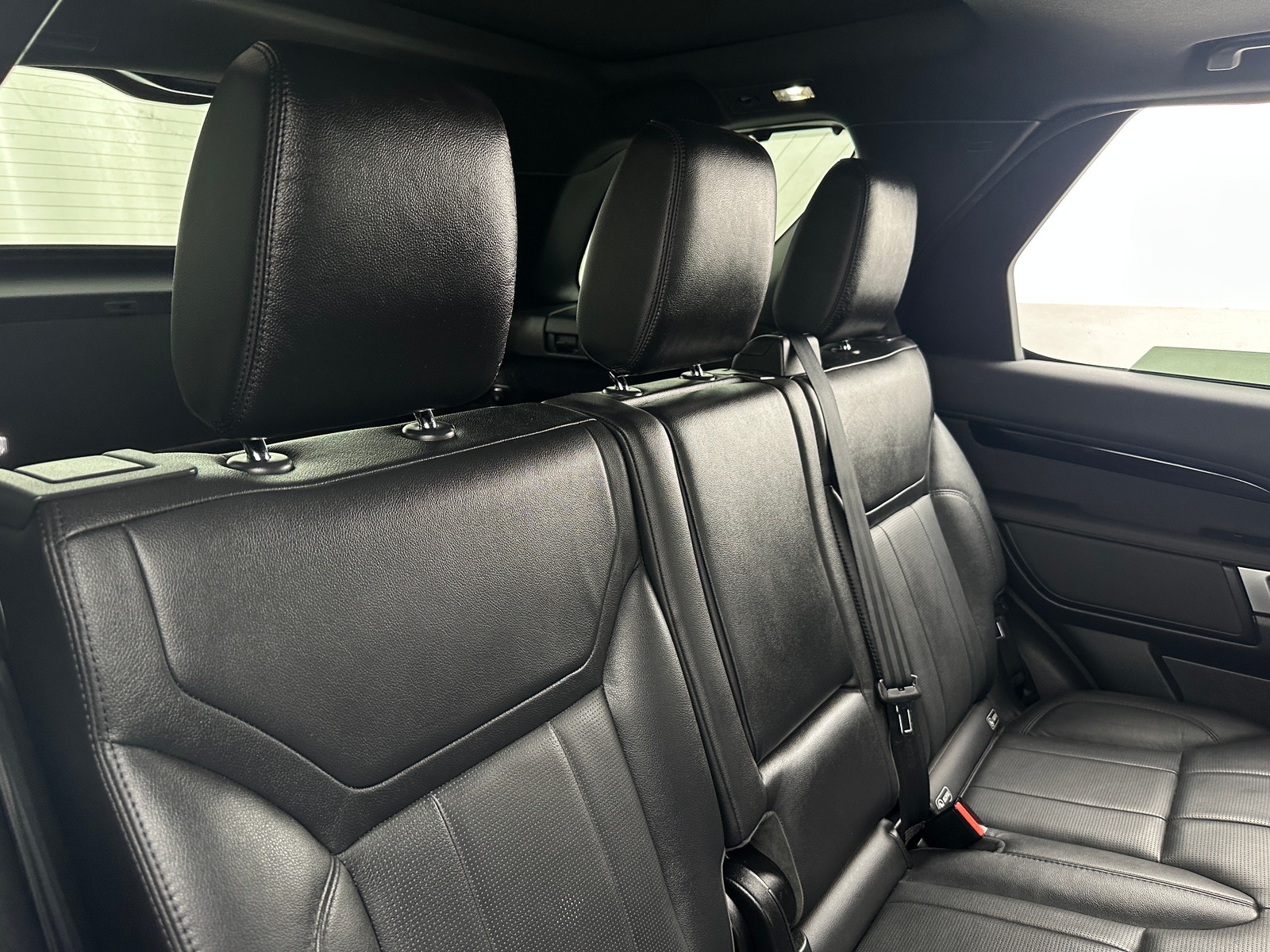 Thumbnail: 2019 Land Rover Discovery - 5