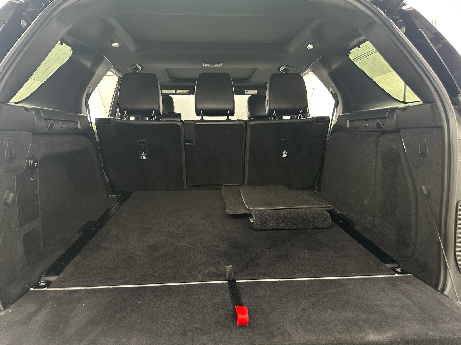 Thumbnail: 2019 Land Rover Discovery - 6