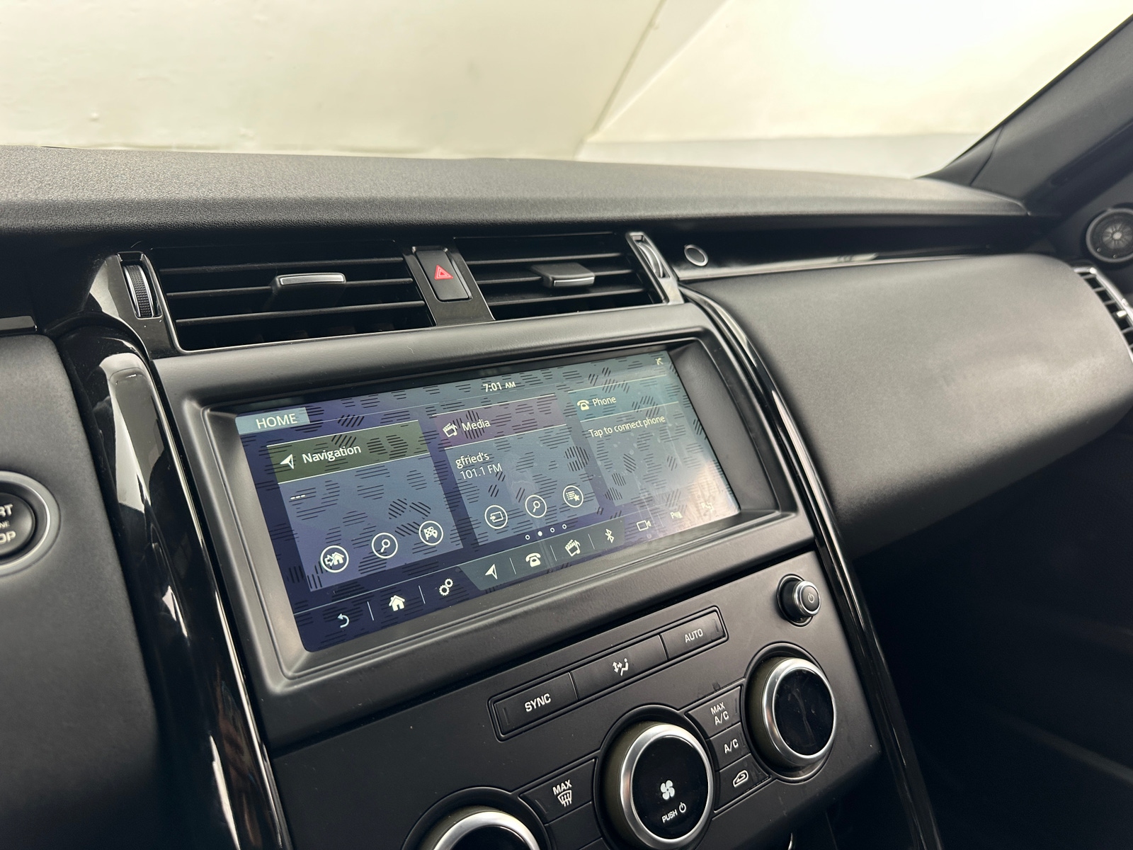 Thumbnail: 2019 Land Rover Discovery - 3