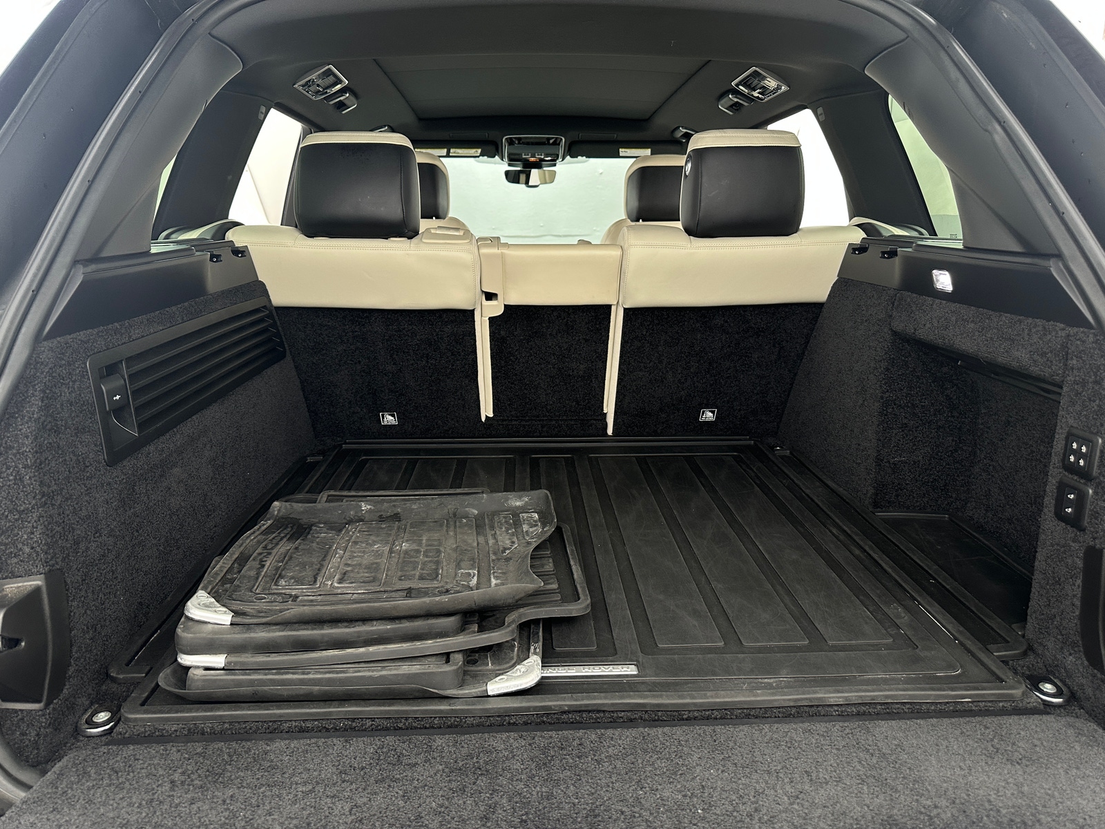 Thumbnail: 2021 Land Rover Range Rover - 6