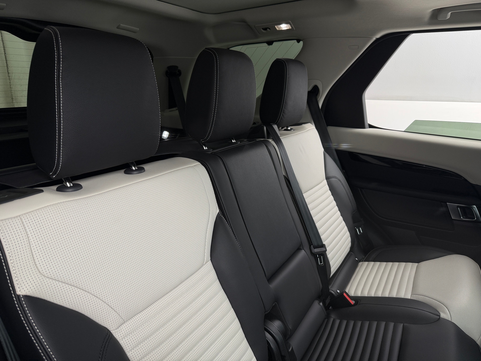 Thumbnail: 2025 Land Rover Discovery - 5