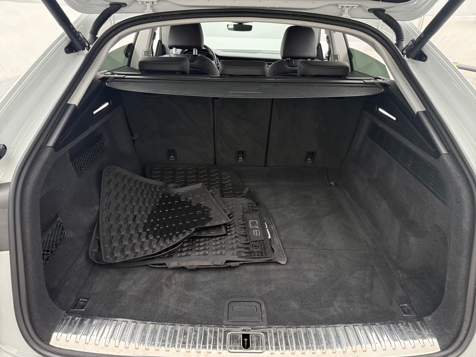 Thumbnail: 2023 Audi Q8 - 6